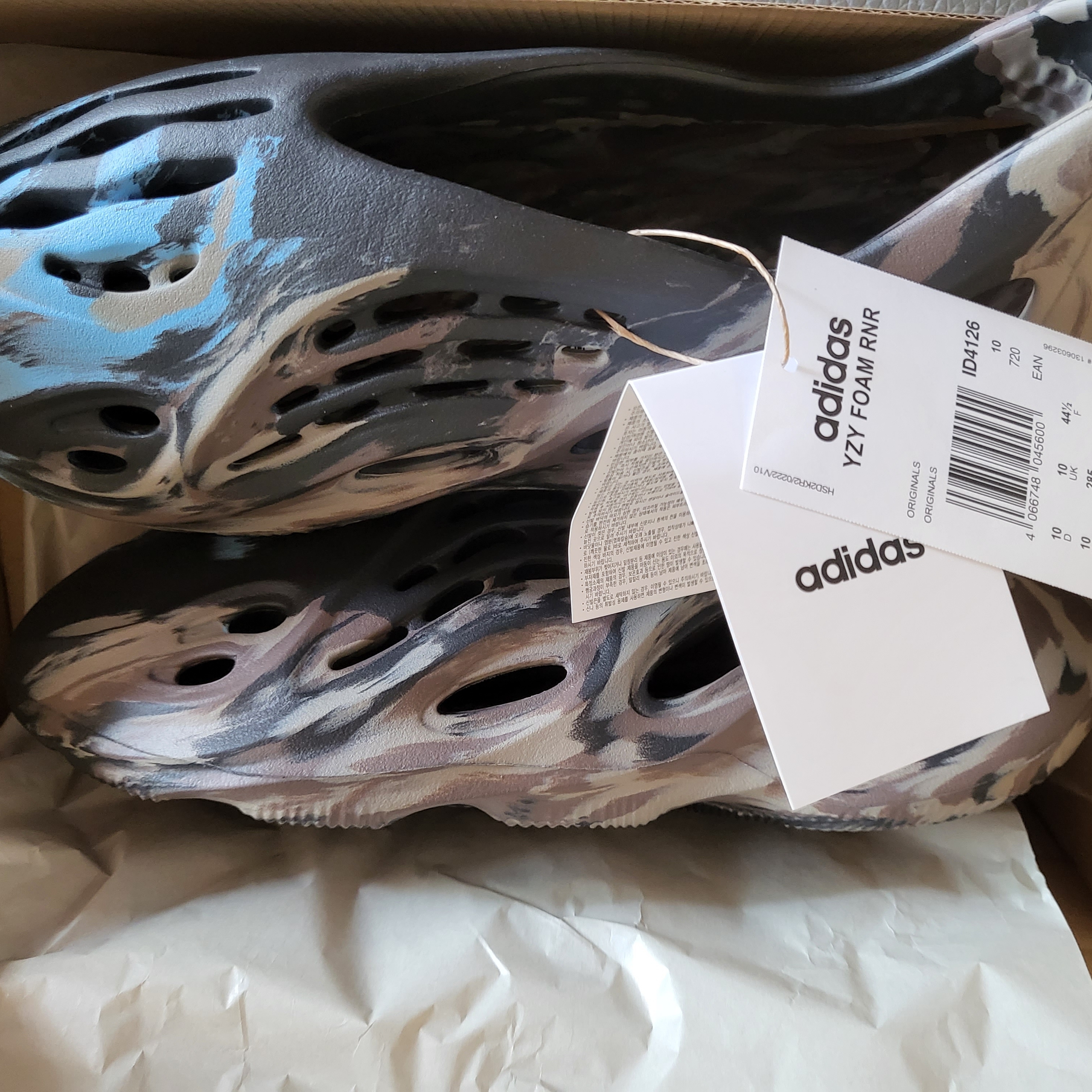 Adidas Yeezy Foam RNNR MX Cinder 착용 스타일