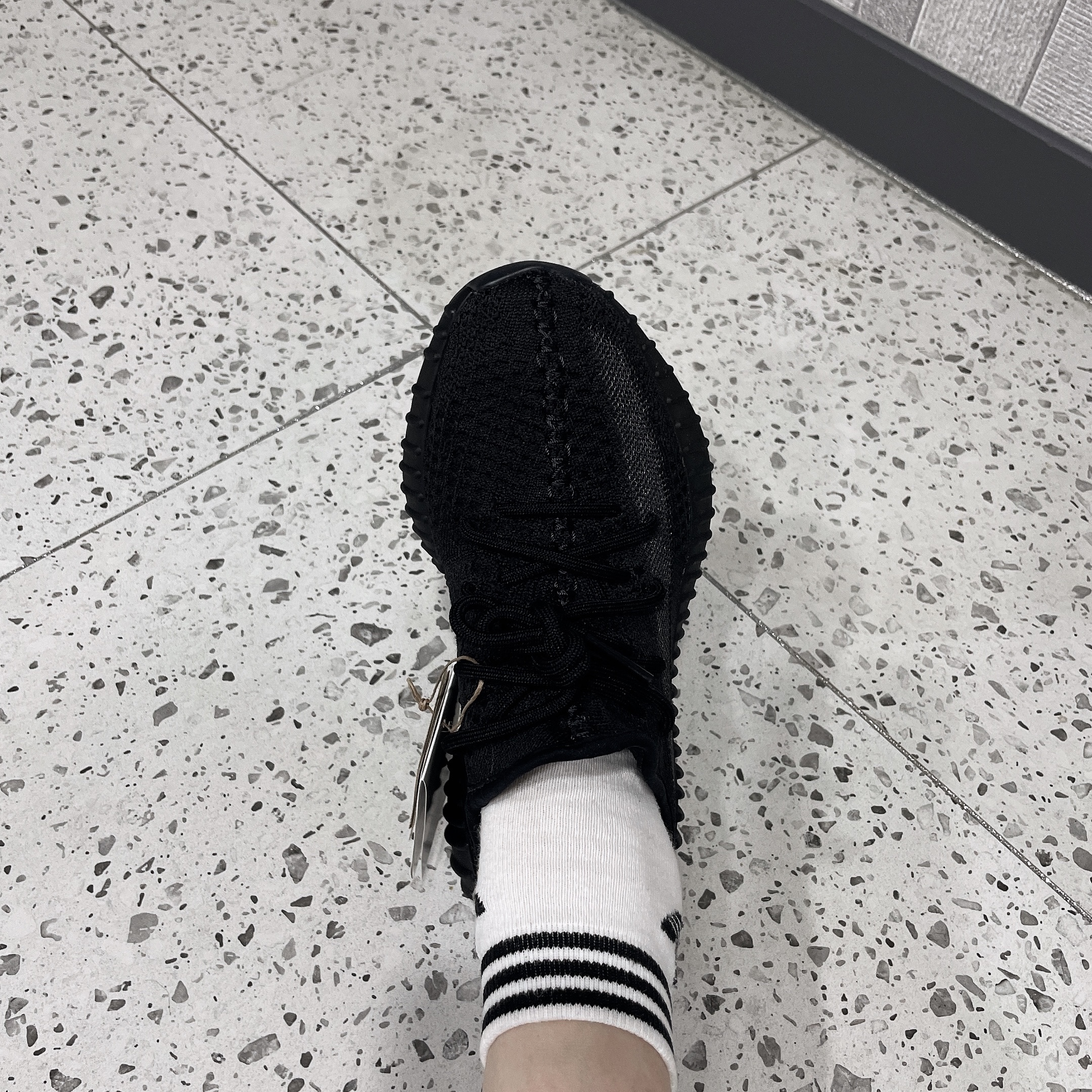 Adidas Yeezy Boost 350 V2 Onyx 착용 스타일 - 1