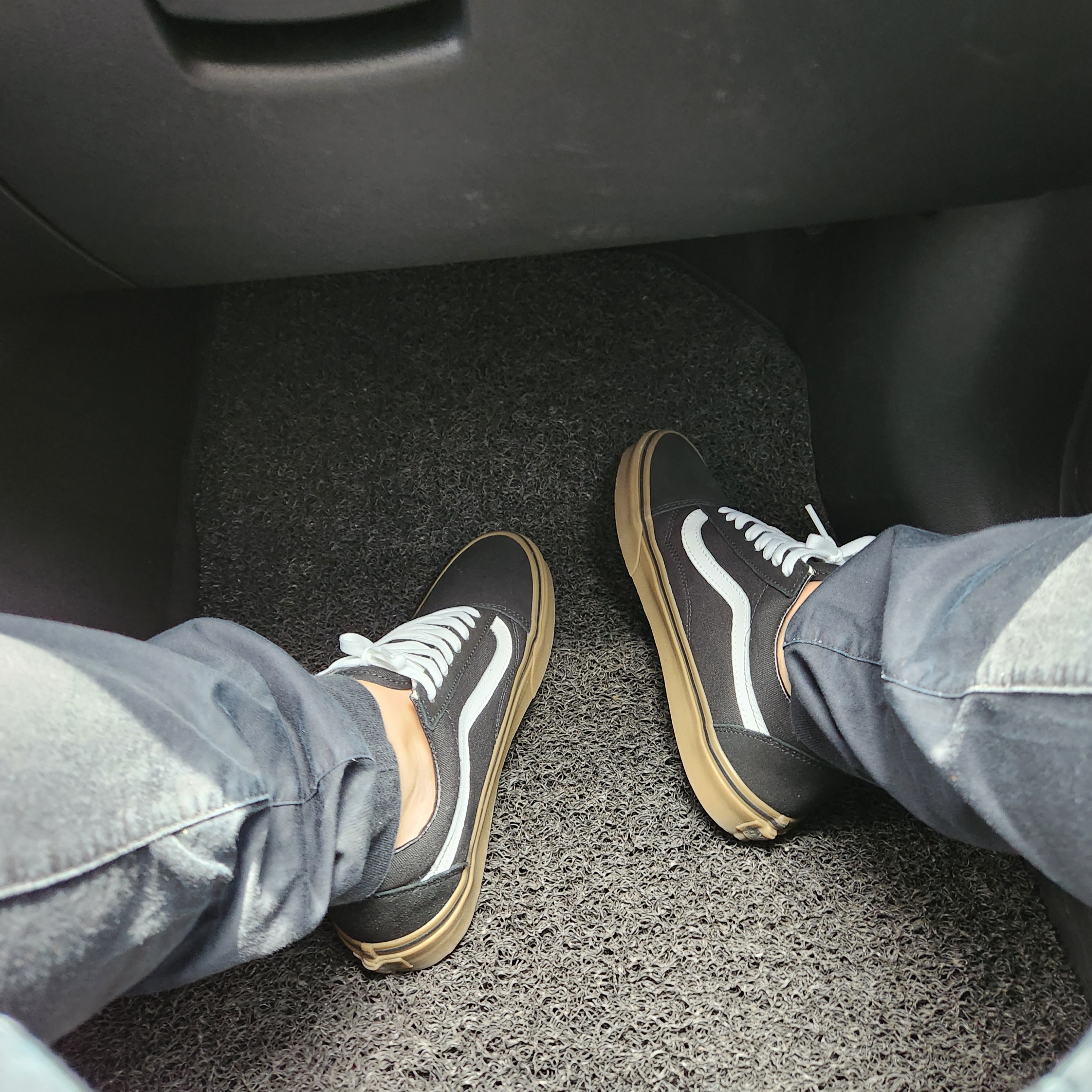 Vans Old Skool Black Gum 착용 스타일 - 2