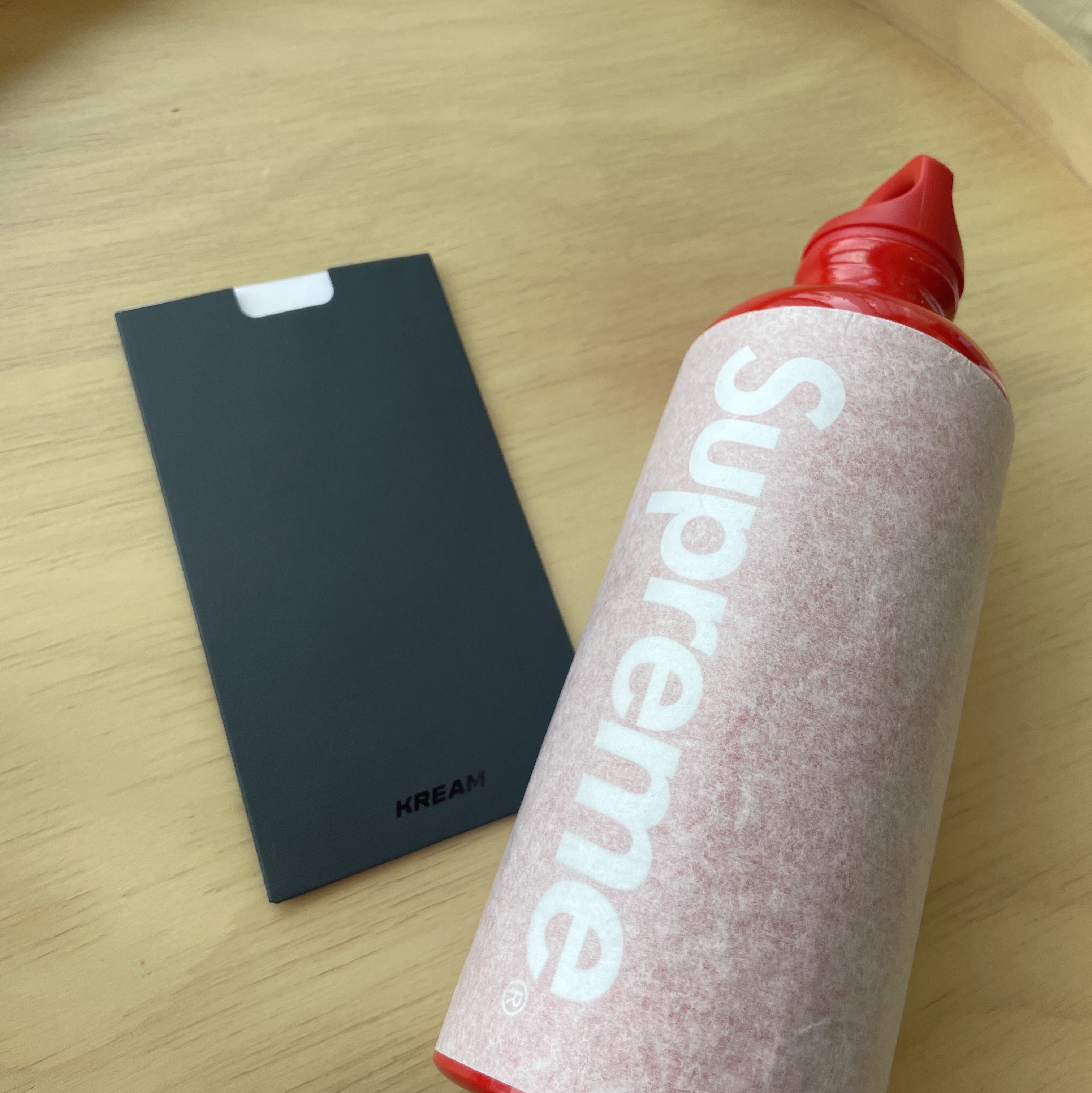 Supreme x Sigg Traveller 0.6L Water Bottle Red - 23SS 착용 스타일 - 3