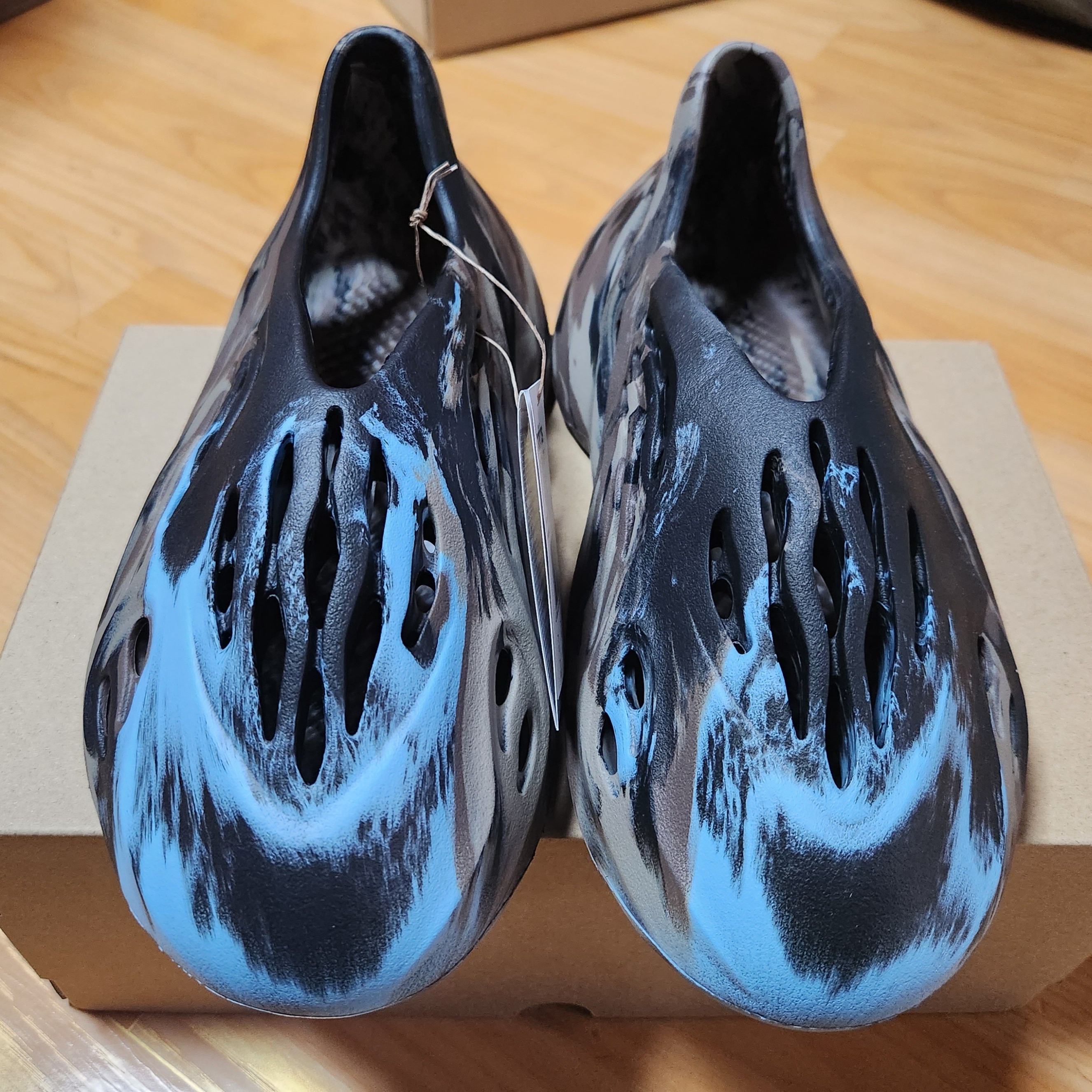 Adidas Yeezy Foam RNNR MX Cinder 착용 스타일 - 1