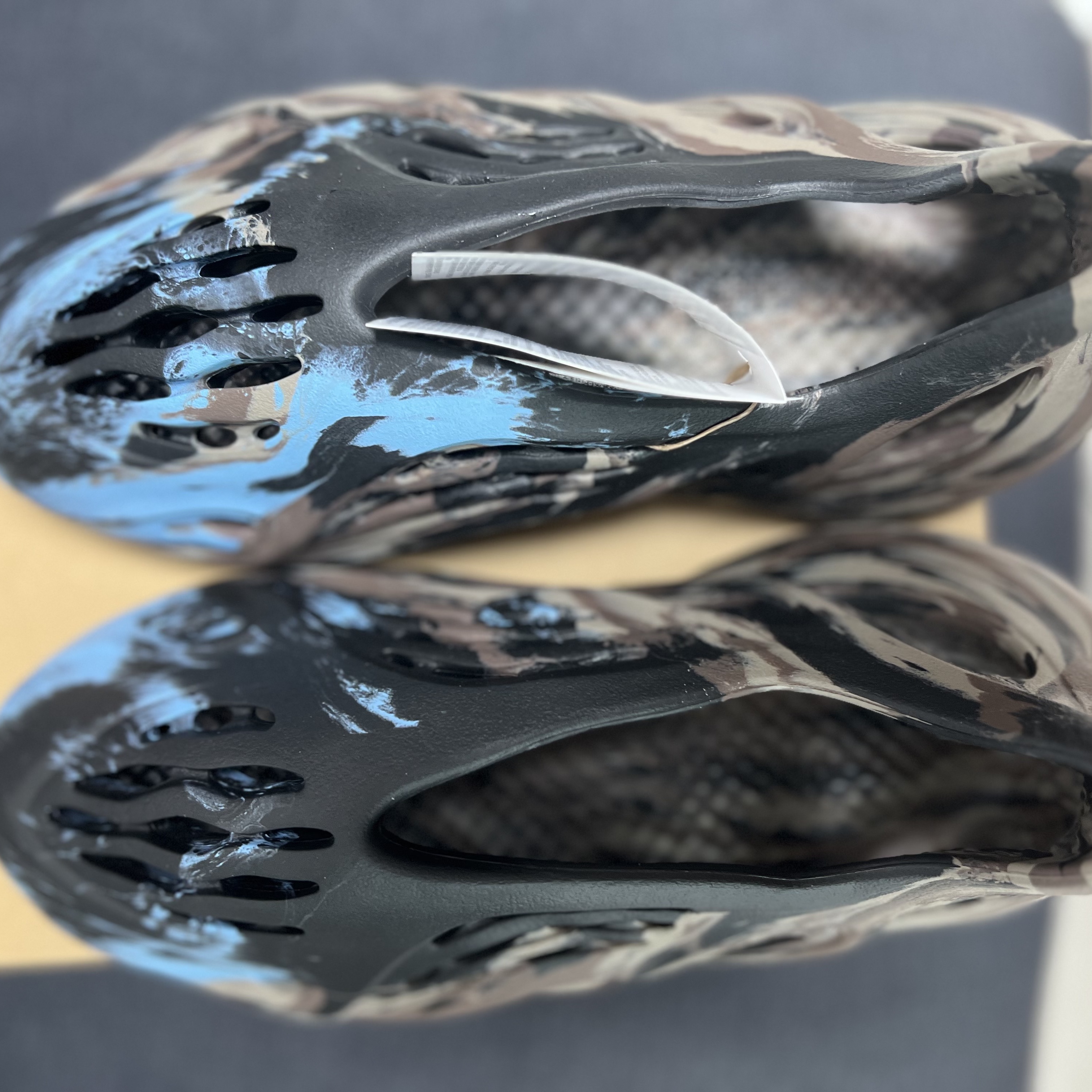 Adidas Yeezy Foam RNNR MX Cinder 착용 스타일 - 1