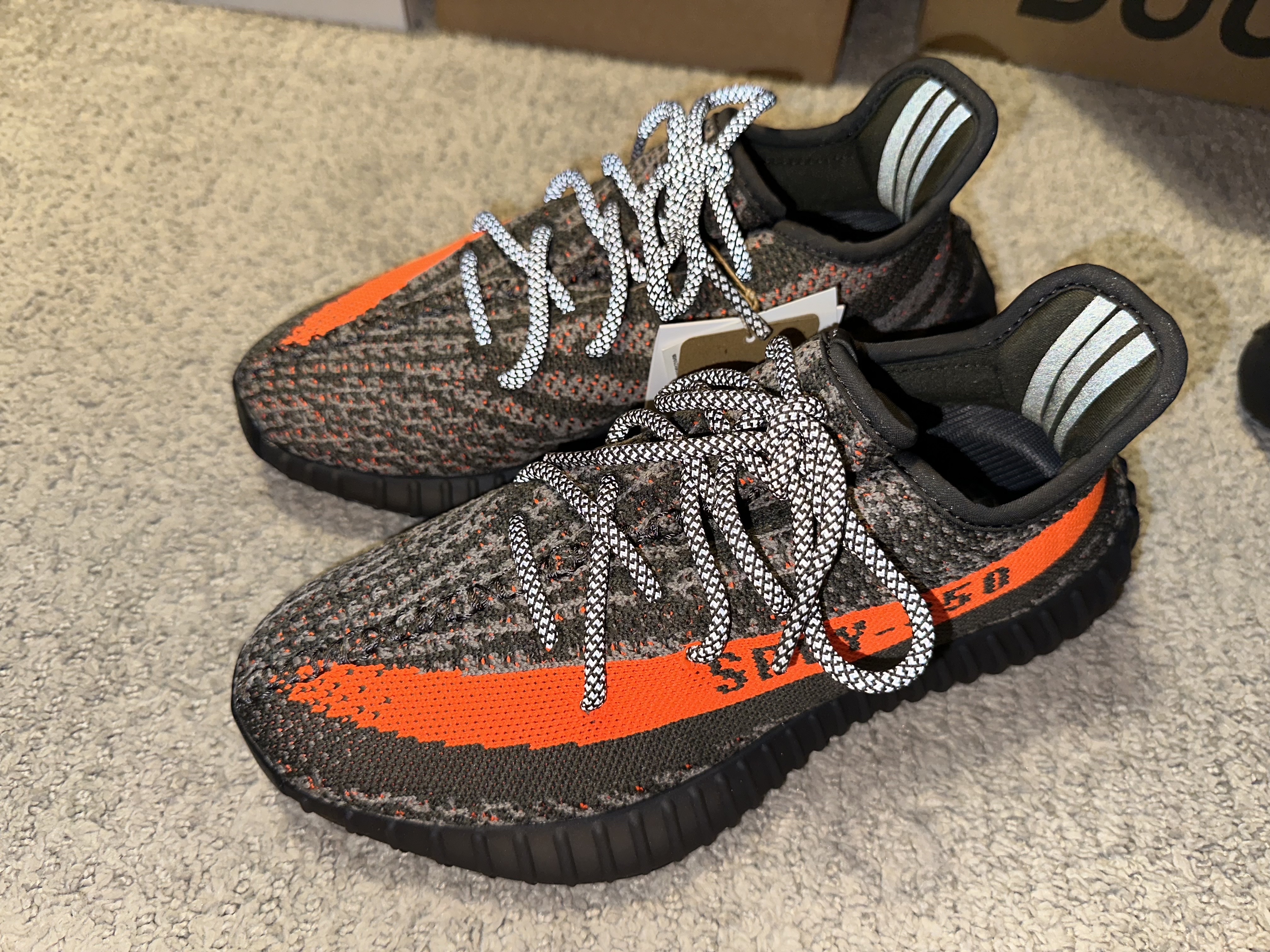 Adidas Yeezy Boost 350 V2 Carbon Beluga 착용 스타일 - 3