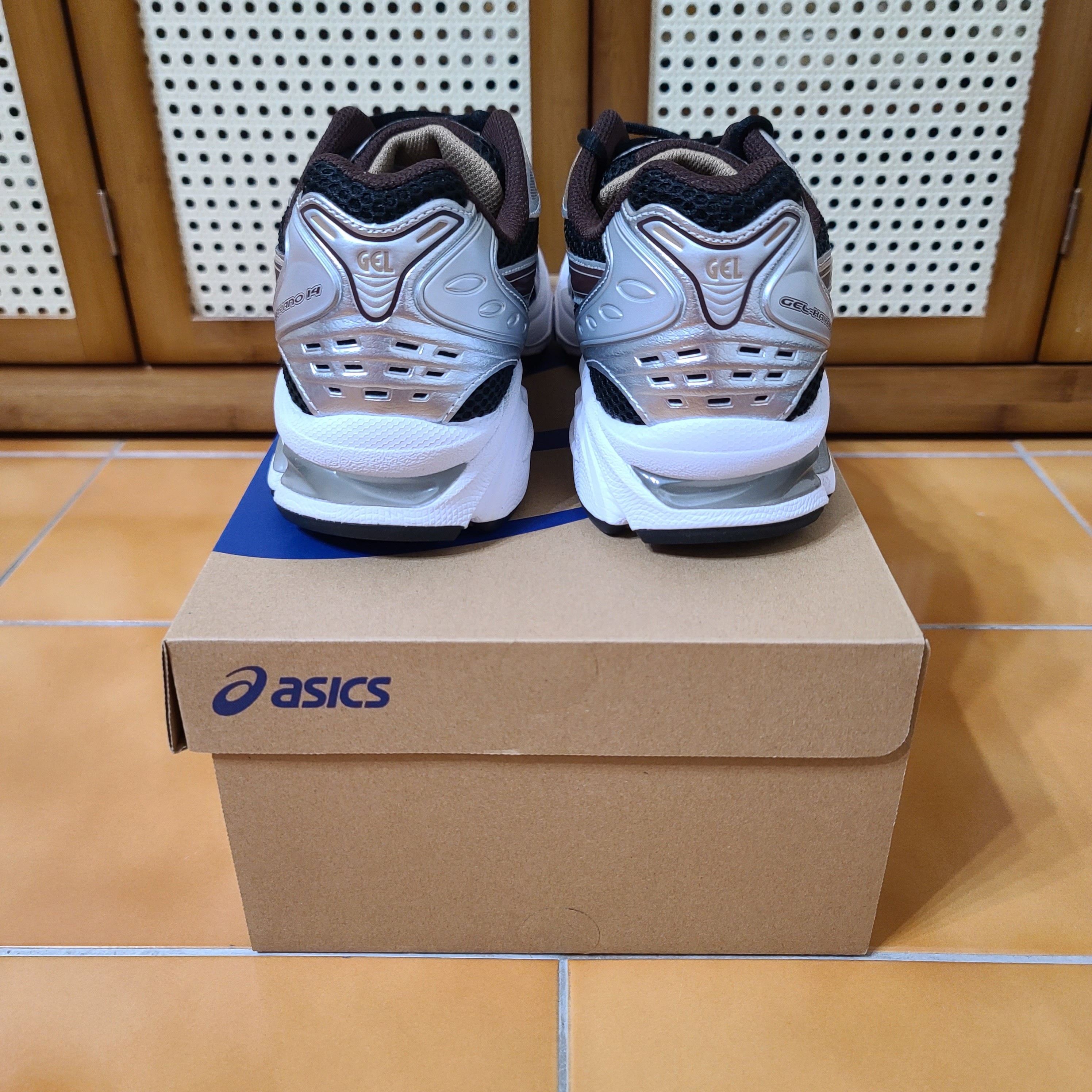 Asics Gel-Kayano 14 Black Coffee 착용 스타일 - 3
