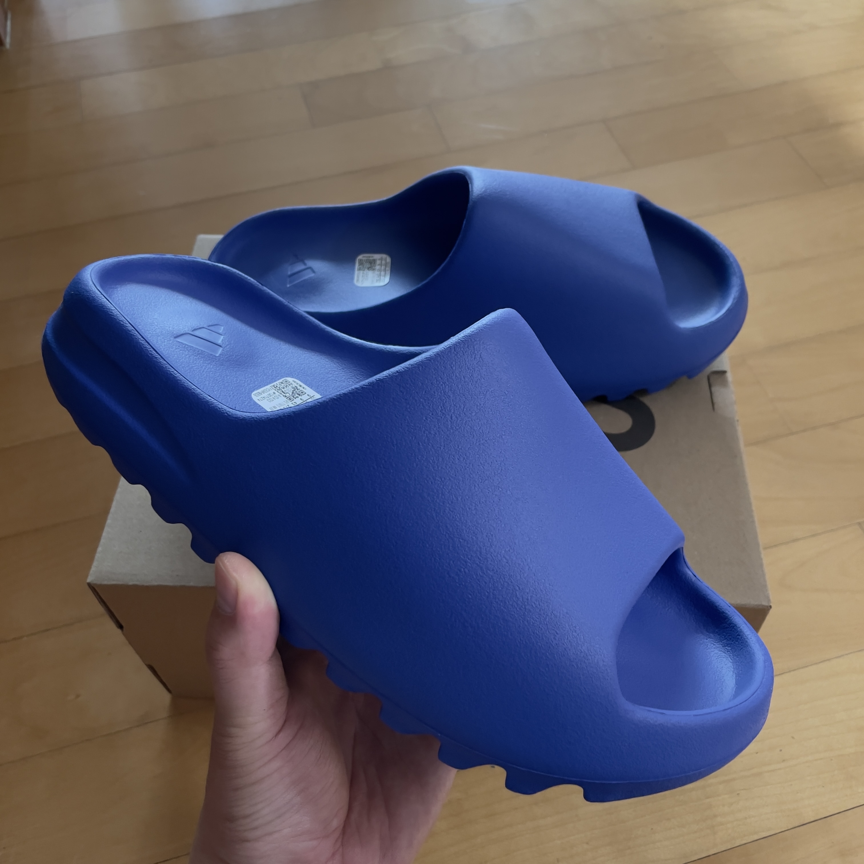 Adidas Yeezy Slide Azure 착용 스타일