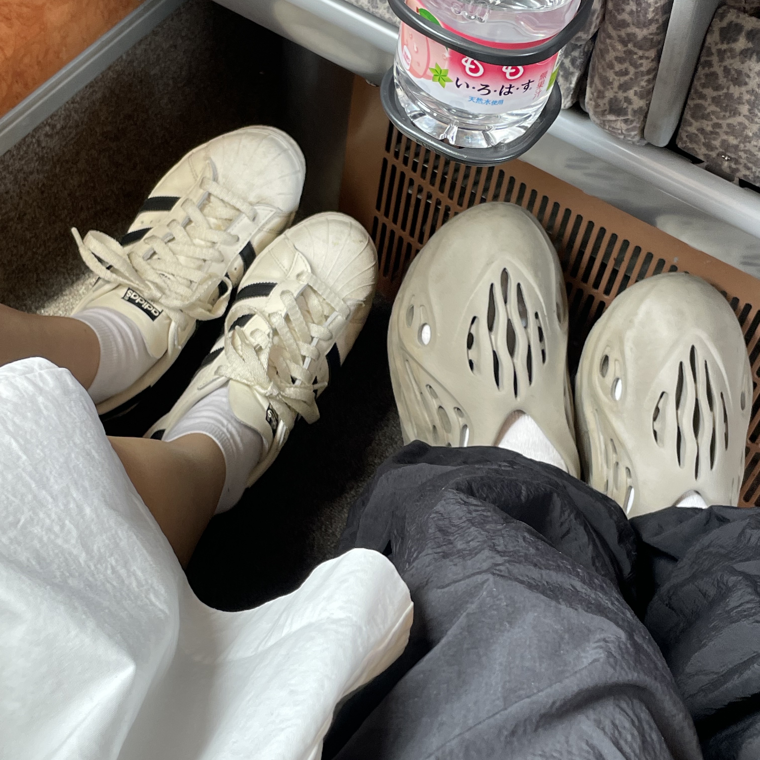 Adidas Superstar 82 Off White Core Black, Adidas Yeezy Foam RNNR Stone Sage 착용 스타일
