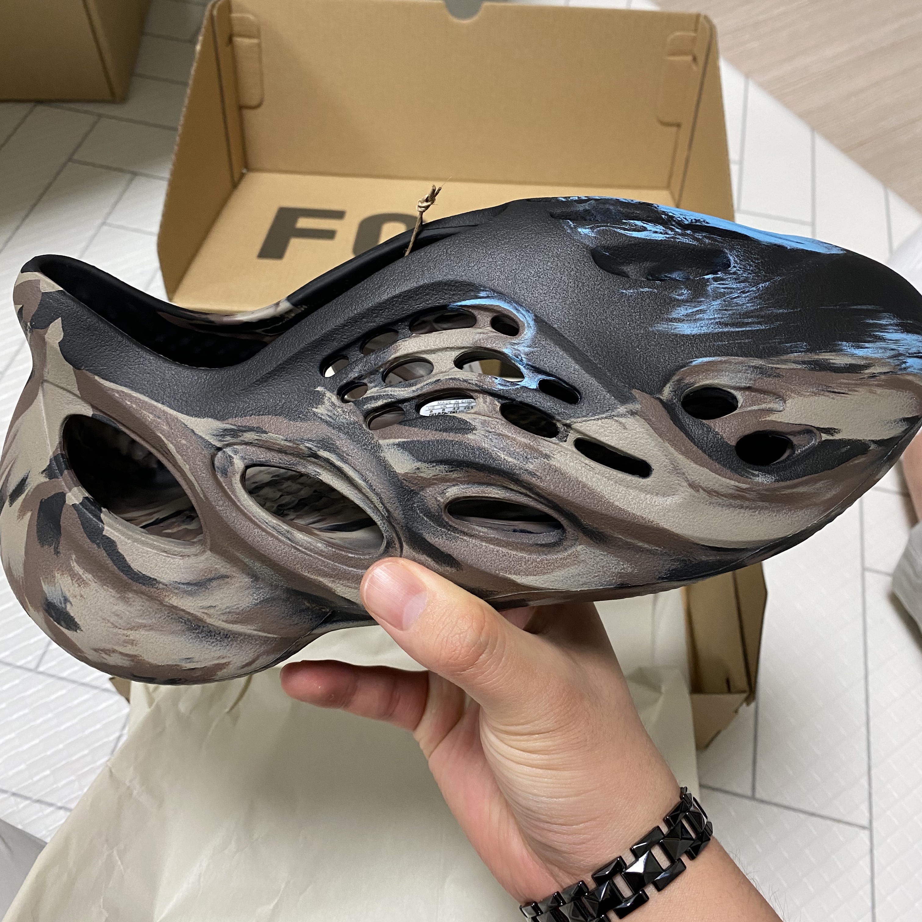 Adidas Yeezy Foam RNNR MX Cinder 착용 스타일 - 1