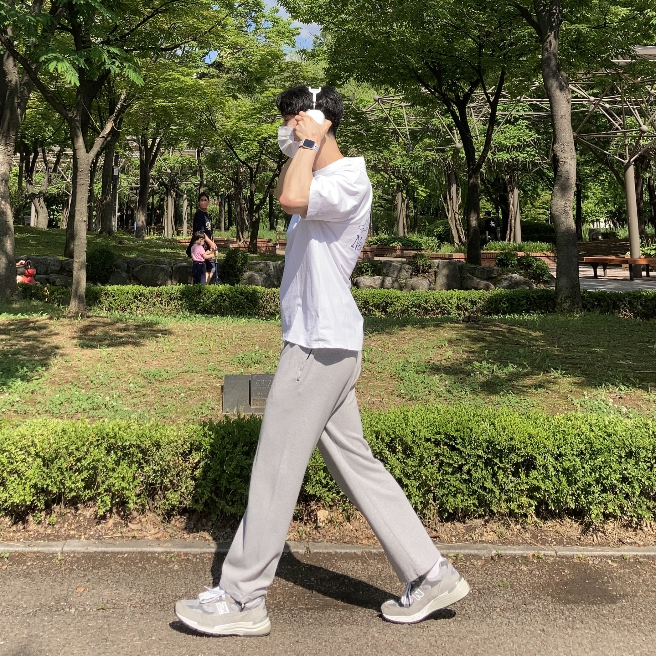 Apple AirPods Max Lightning Silver (Korean Ver.), New Balance 992 Made in USA Grey - D Standard 착용 스타일 - 4