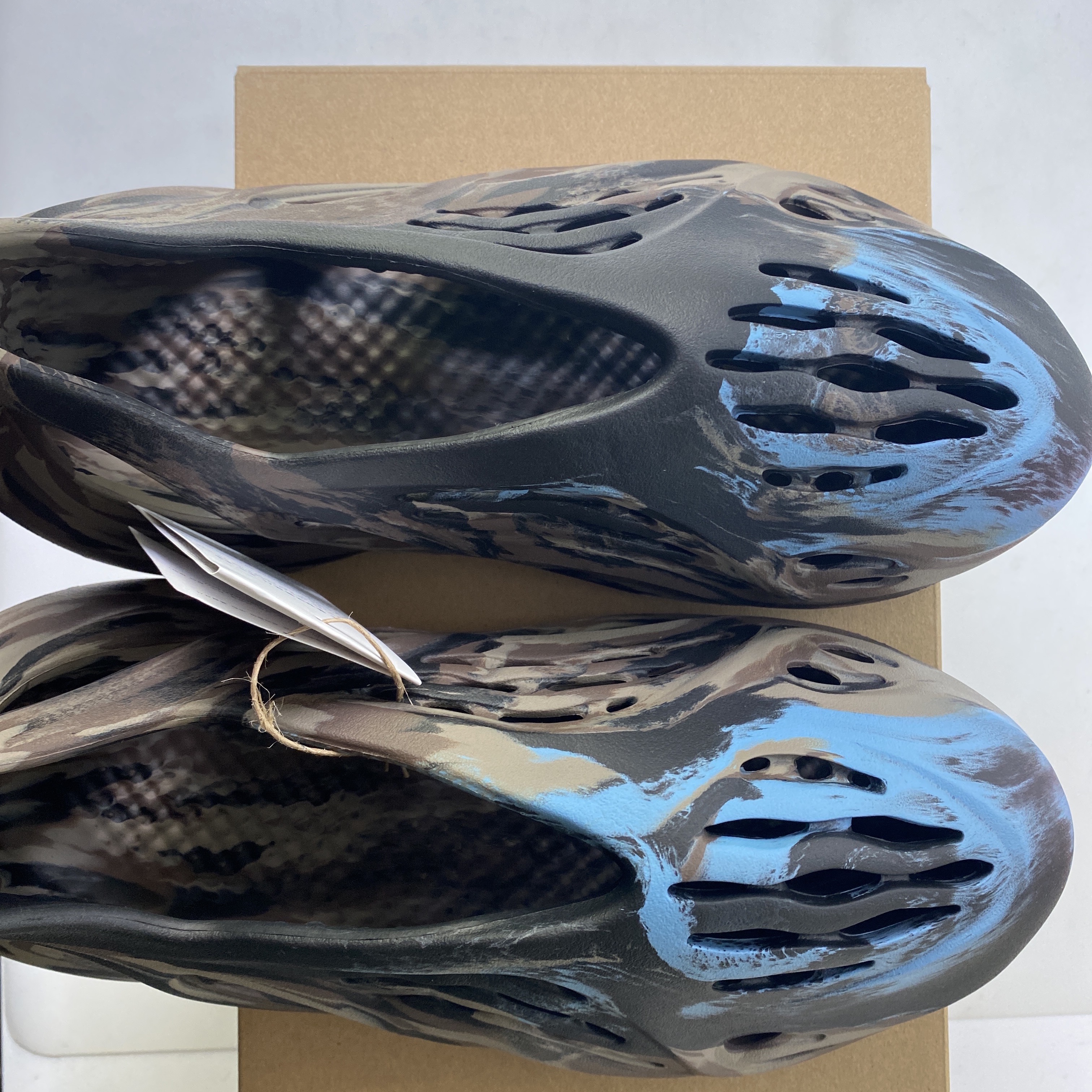 Adidas Yeezy Foam RNNR MX Cinder 착용 스타일 - 3