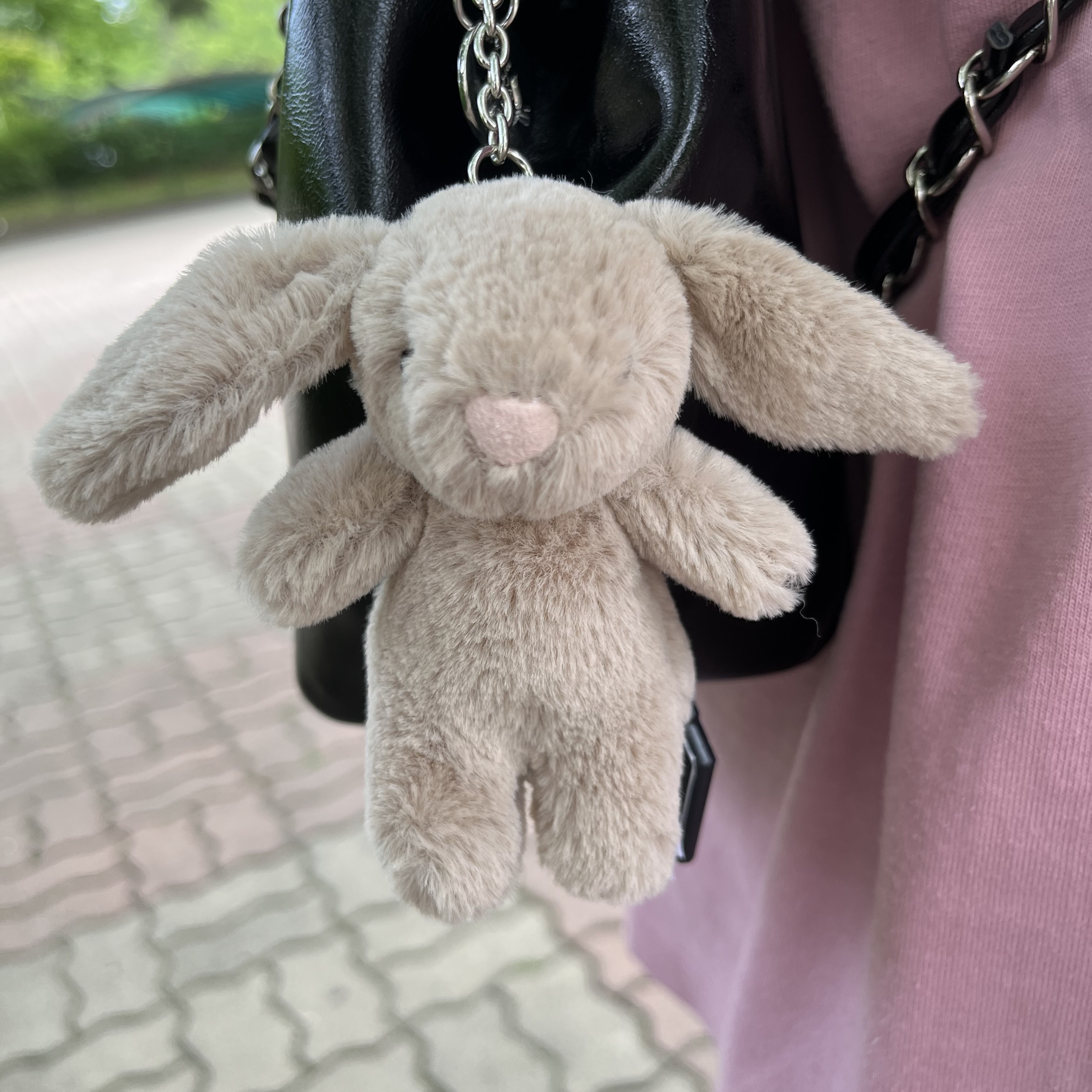 Jellycat Bashful Bunny Bag Charm Beige 착용 스타일