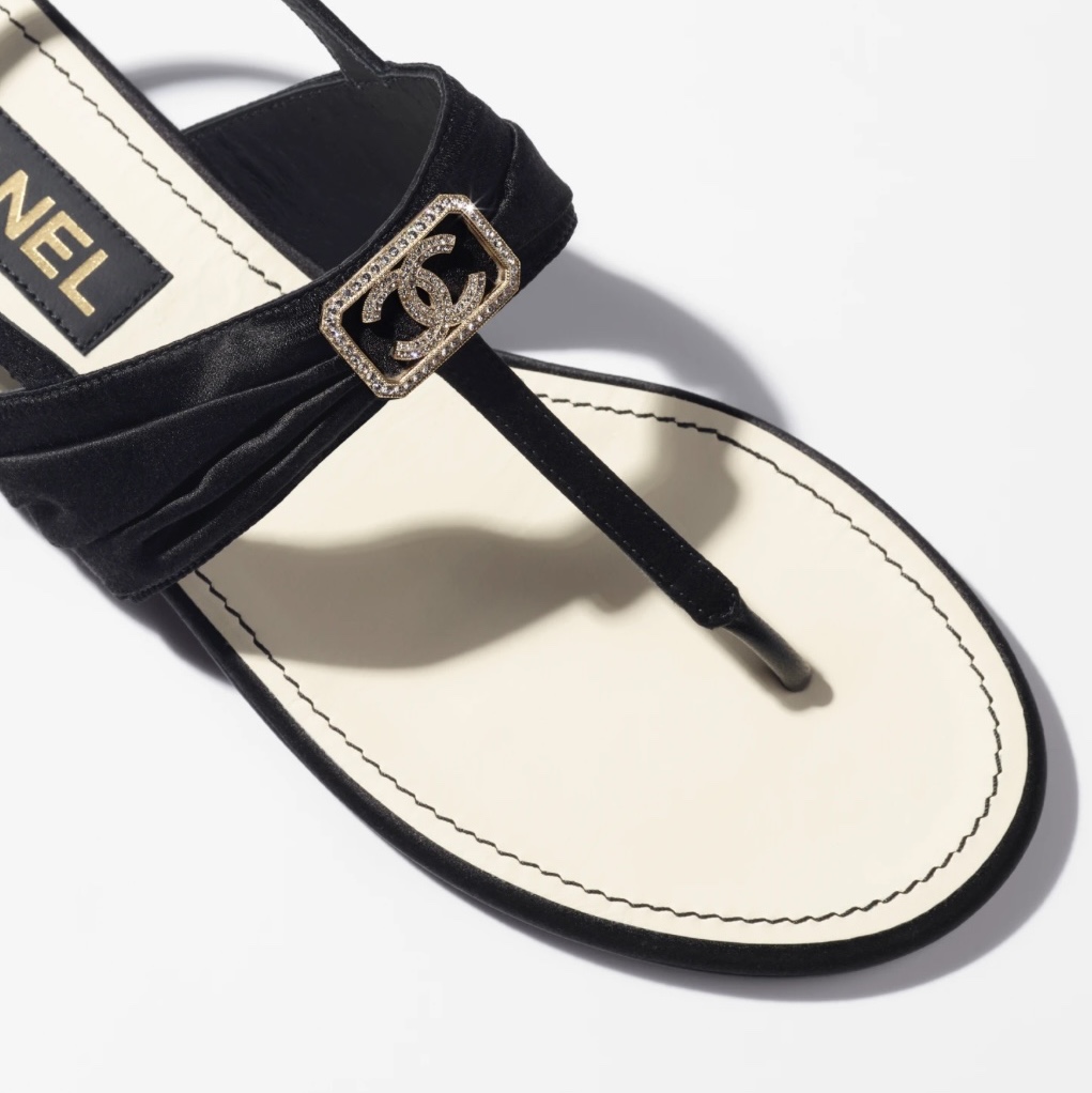 (W) Chanel Sandals Satin Metal Strass & Black 착용 스타일 - 4