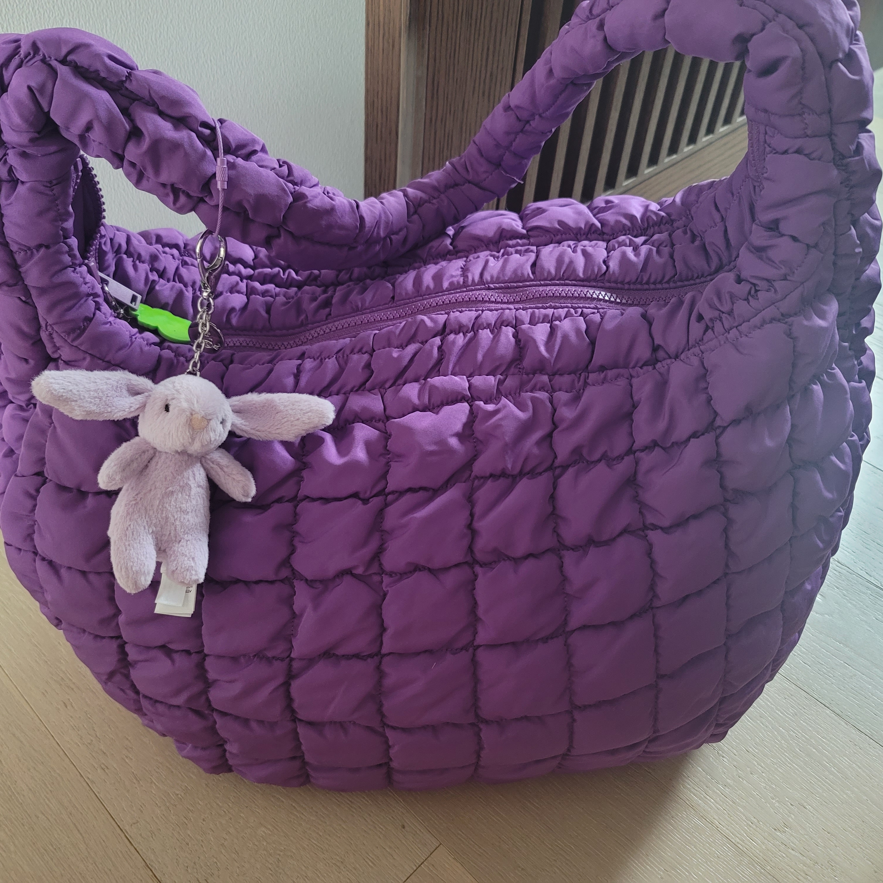 Jellycat Bashful Bunny Bag Charm Lavender, COS Quilted Oversized Shoulder Bag Purple 착용 스타일