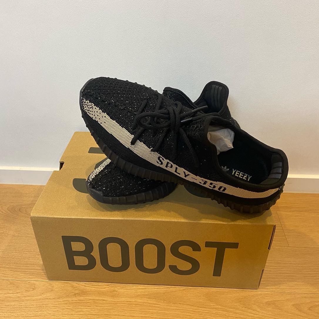 Adidas Yeezy Boost 350 V2 Core Black White 2022 착용 스타일 - 2