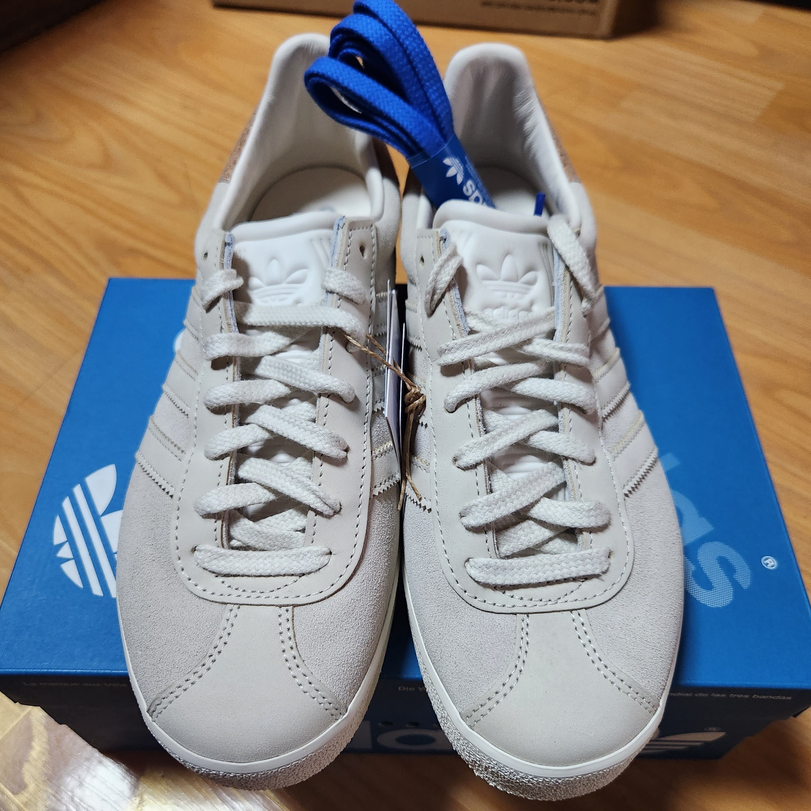 Adidaas Gazelle 85 Wonder White 착용 스타일 - 1