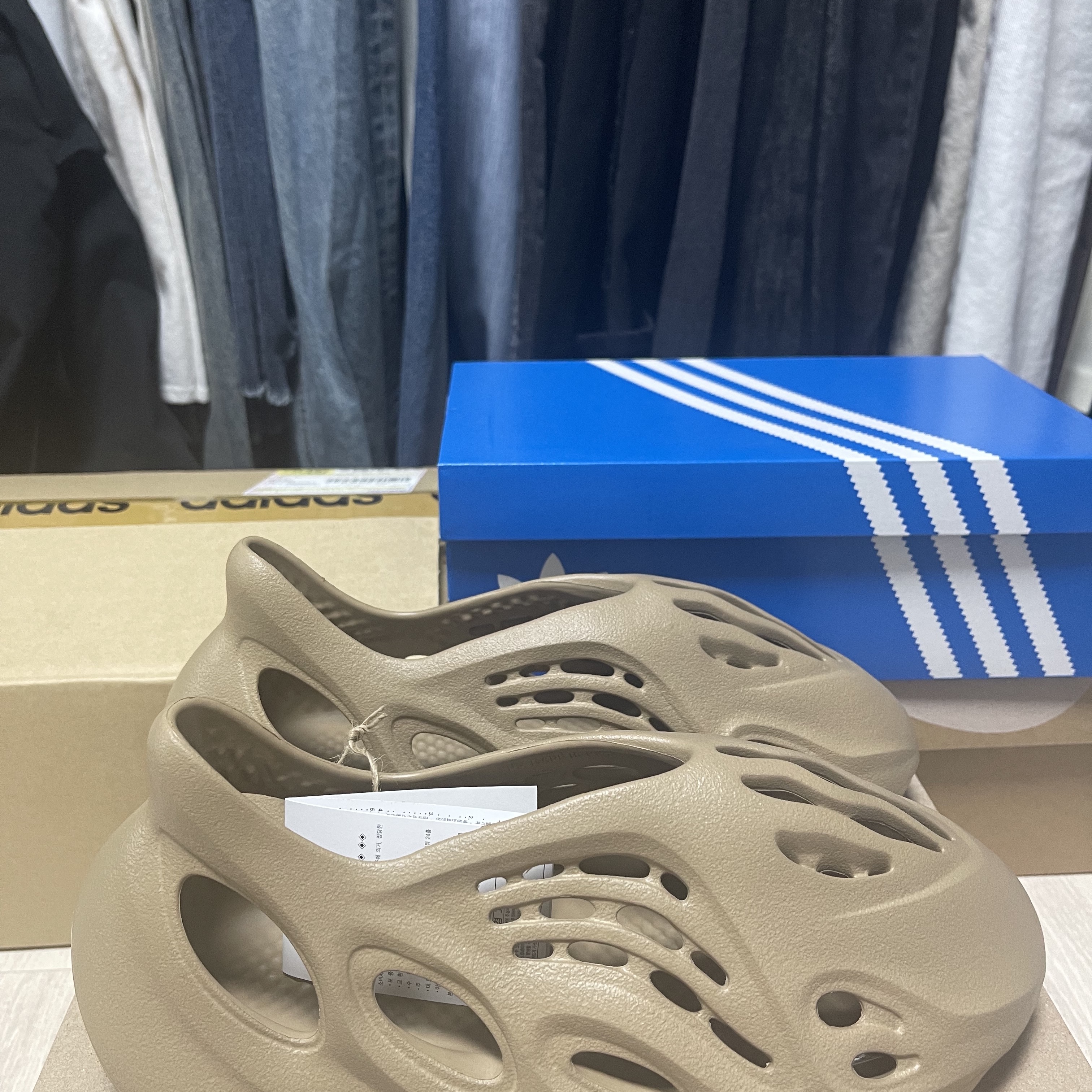 Adidas Yeezy Foam RNNR Clay Taupe 착용 스타일 - 2