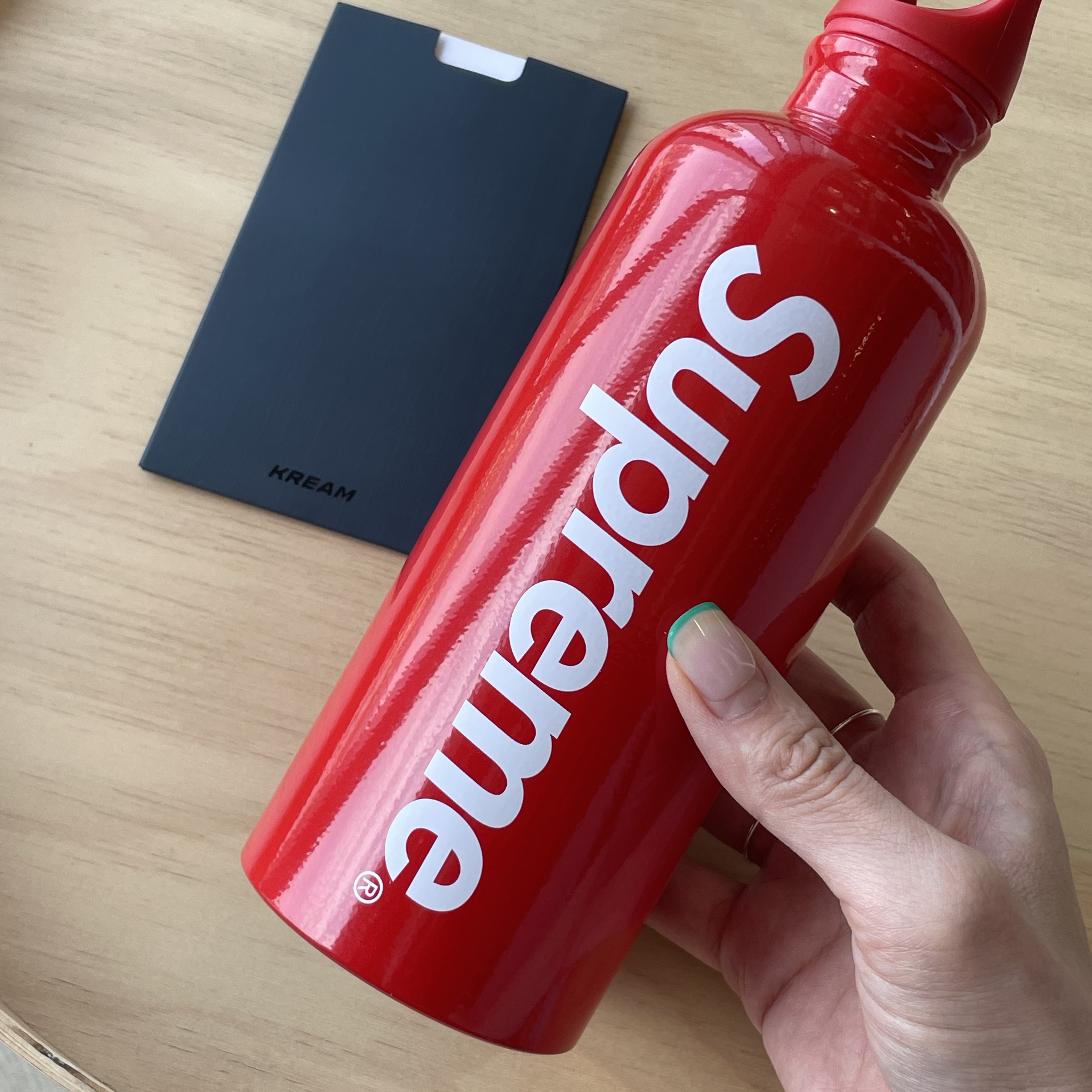 Supreme x Sigg Traveller 0.6L Water Bottle Red - 23SS 착용 스타일 - 1