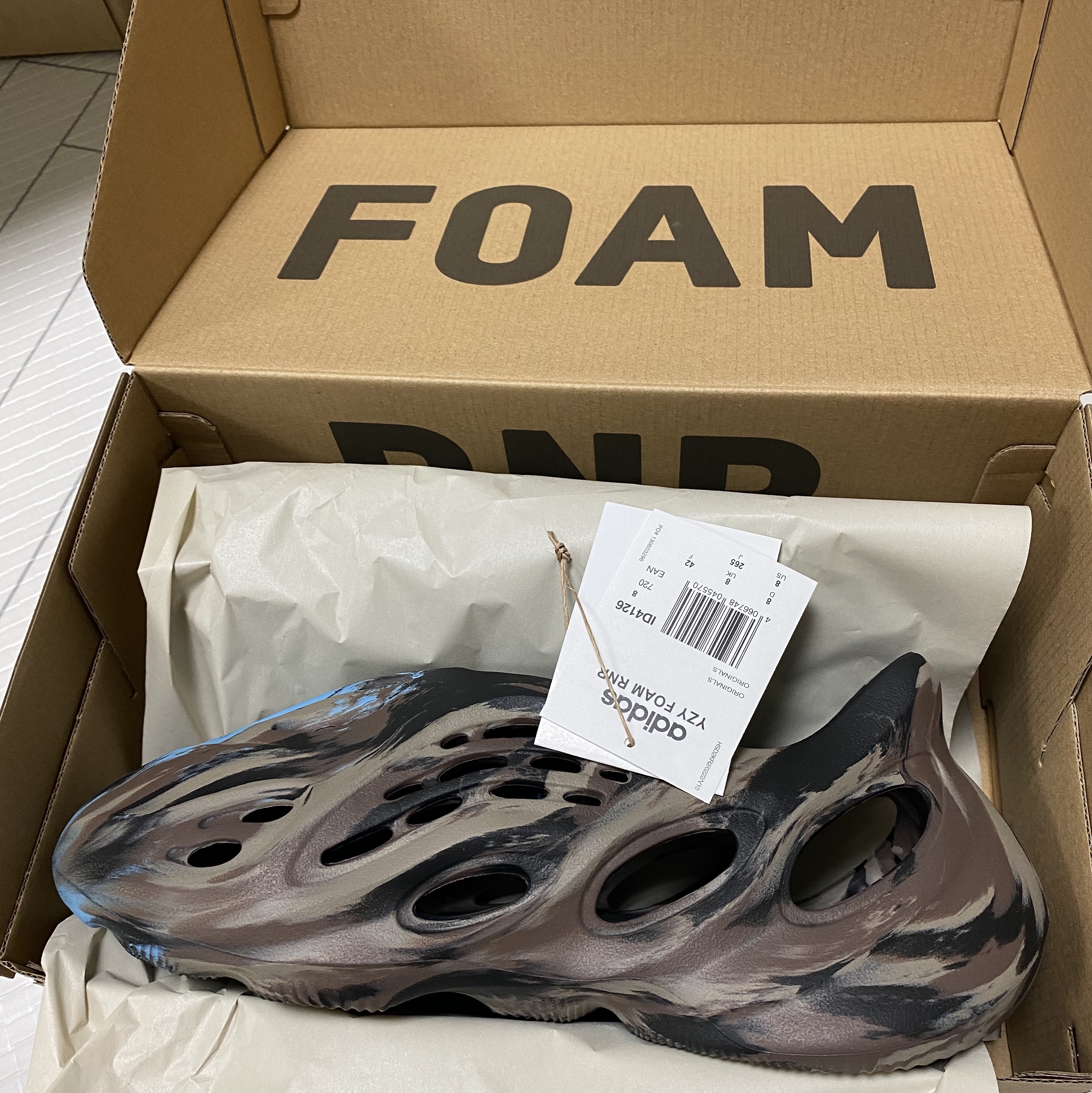 Adidas Yeezy Foam RNNR MX Cinder 착용 스타일 - 2