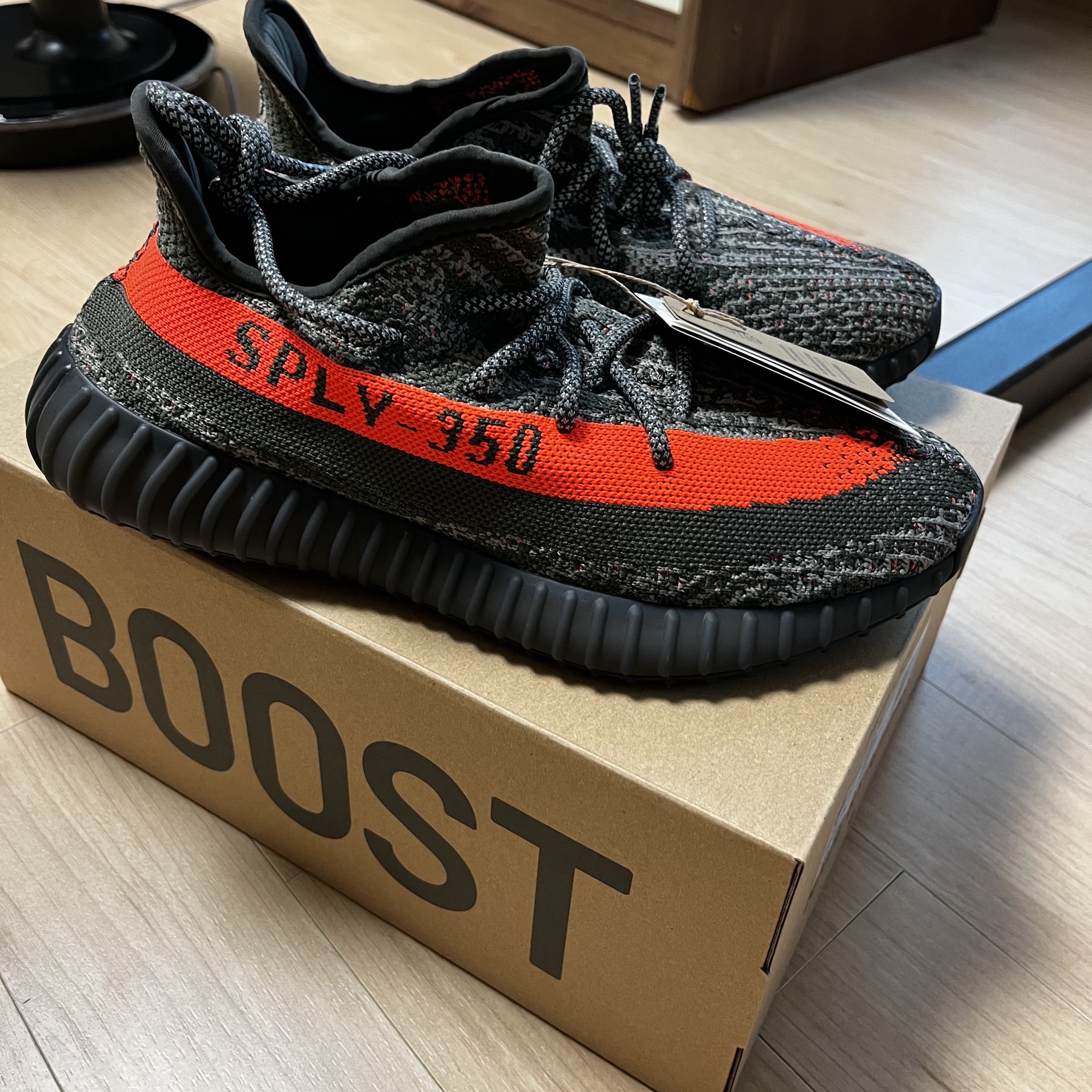 Adidas Yeezy Boost 350 V2 Carbon Beluga 착용 스타일