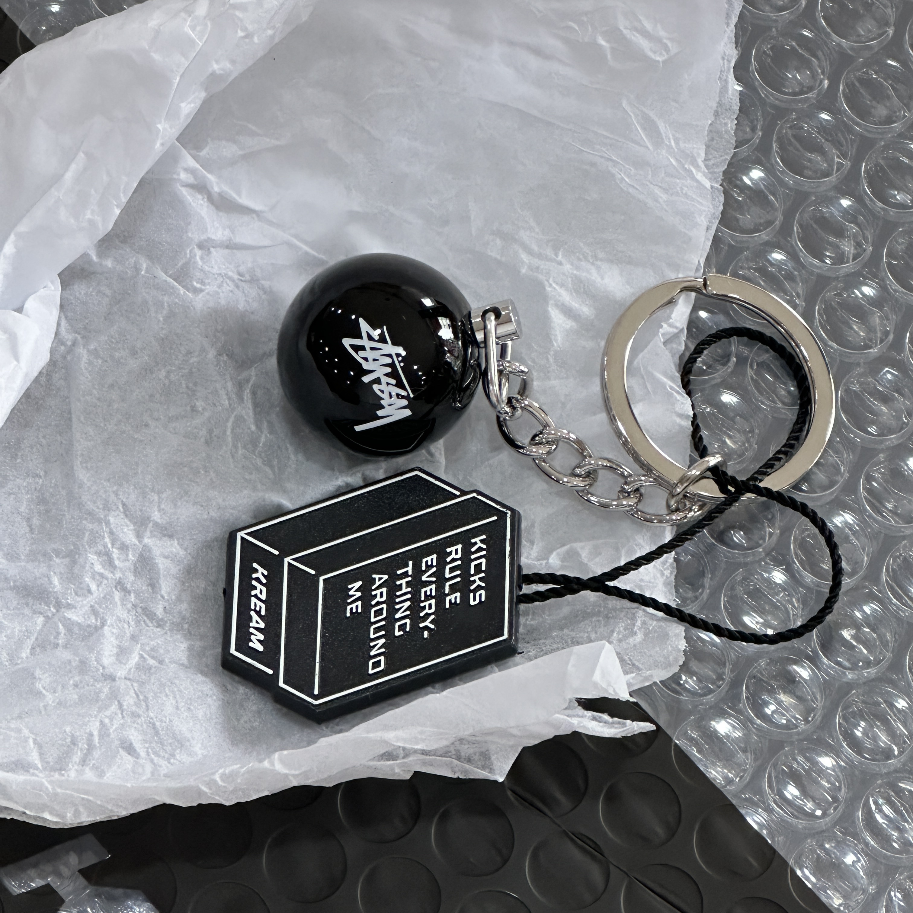 Stussy 8 Ball Keychain Black 착용 스타일