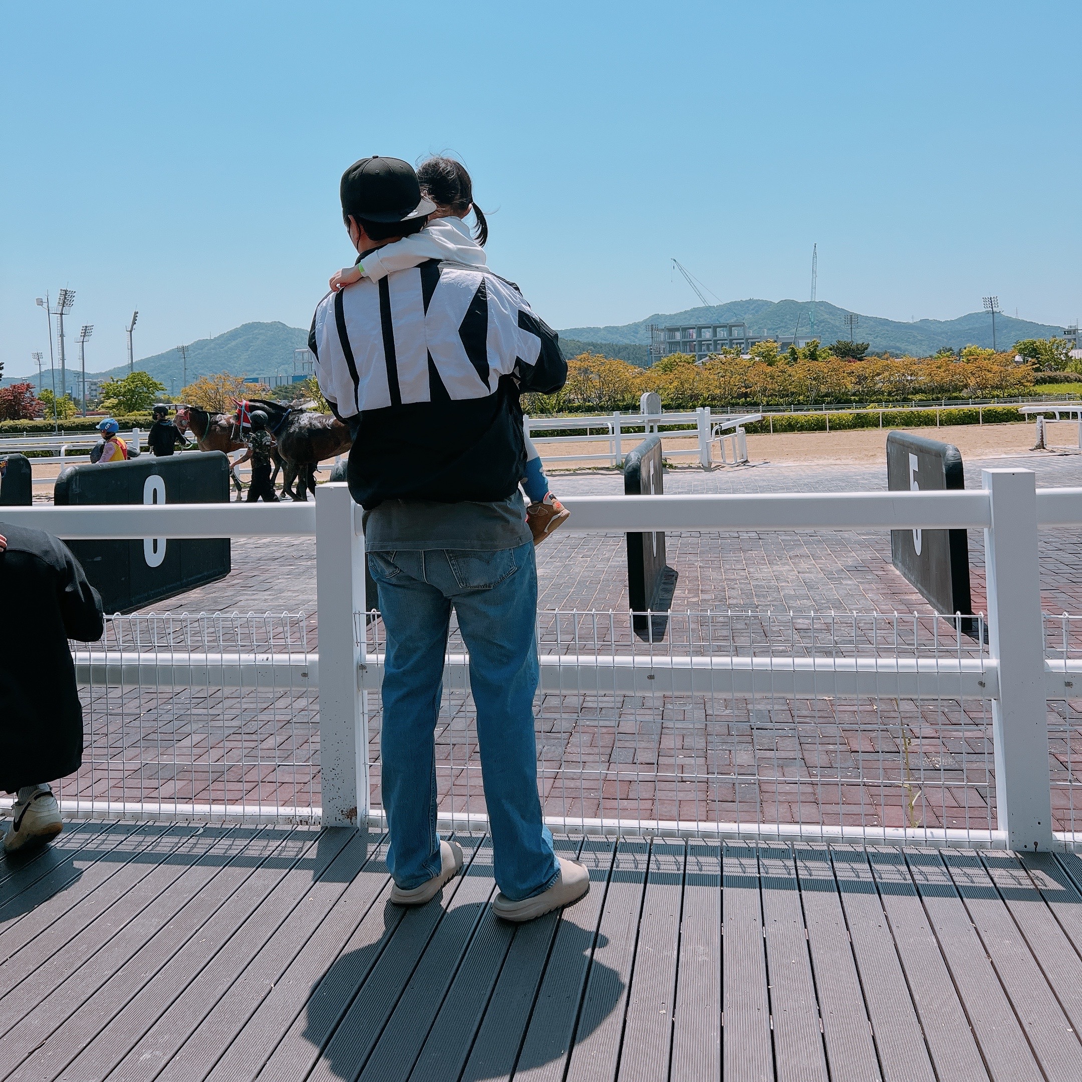 나이키 스타팅 파이브 자켓 블랙 - 아시아, 아디다스 이지 슬라이드 퓨어 - 재발매 버전 착용 스타일