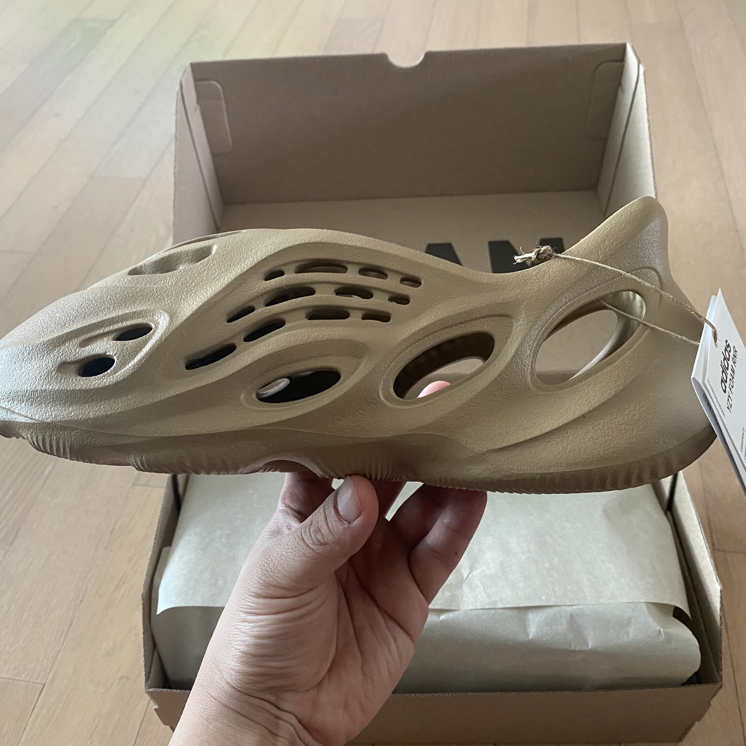 Adidas Yeezy Foam RNNR Clay Taupe 착용 스타일 - 3