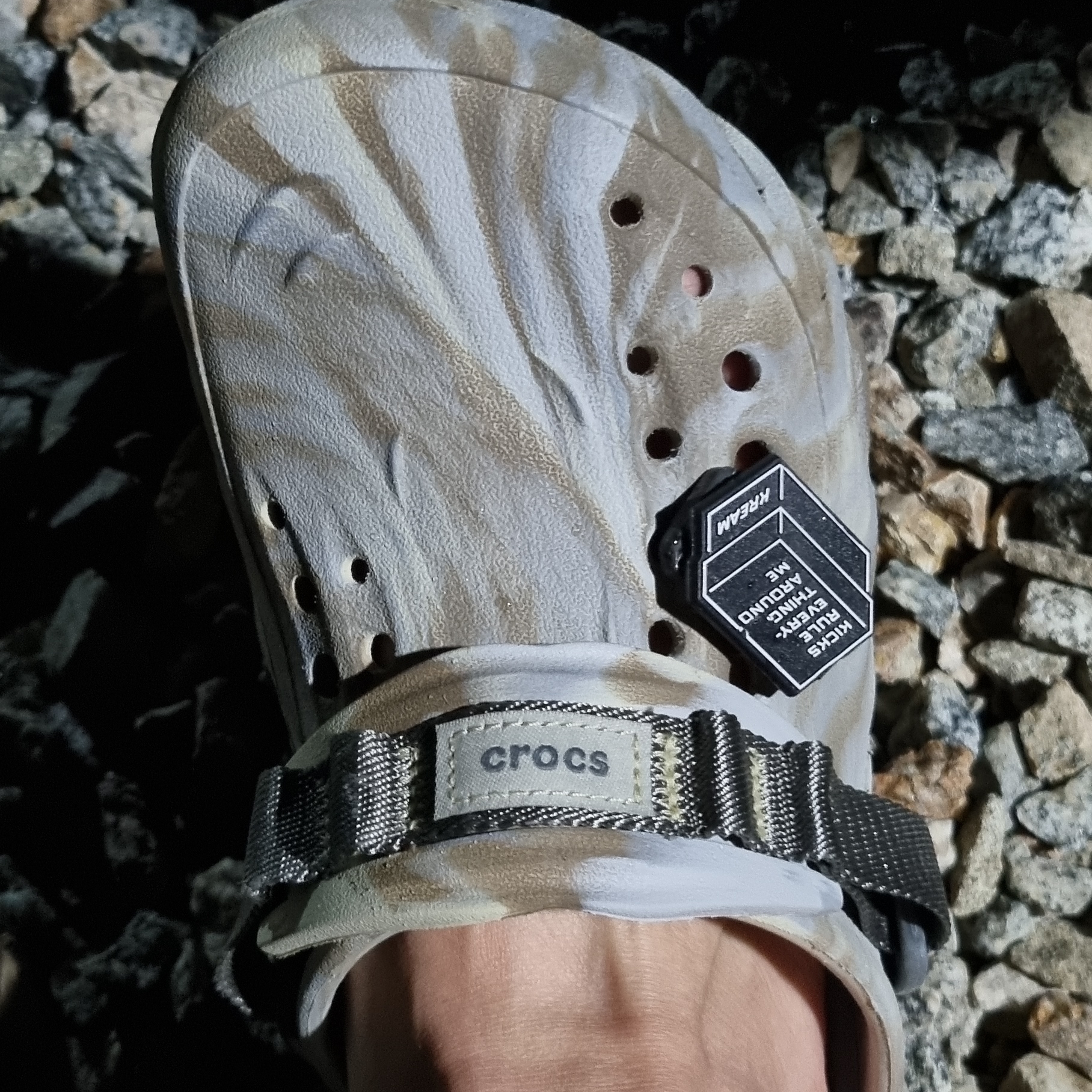 Crocs Echo Marbled Clog Bone Multi 착용 스타일