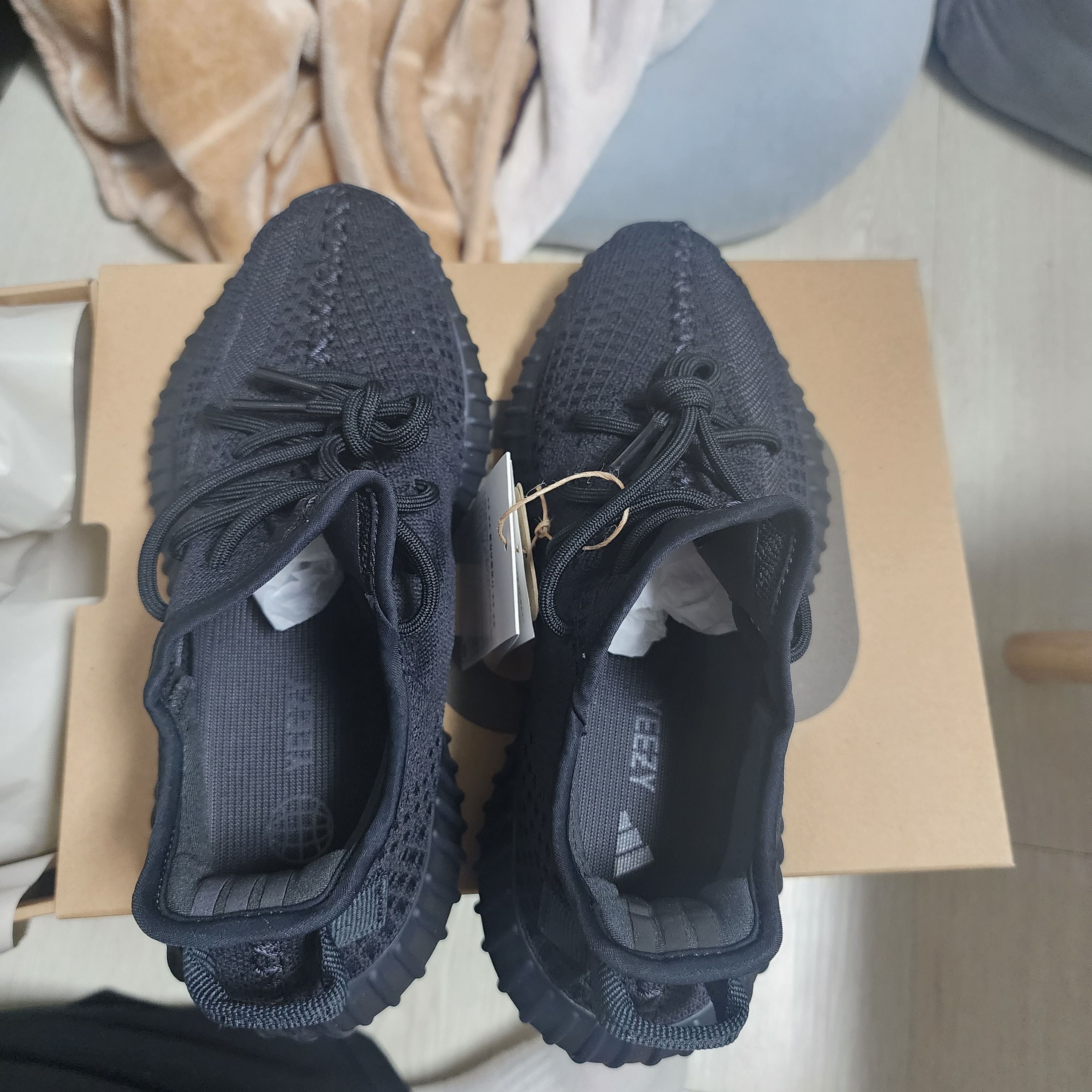 Adidas Yeezy Boost 350 V2 Onyx 착용 스타일 - 3