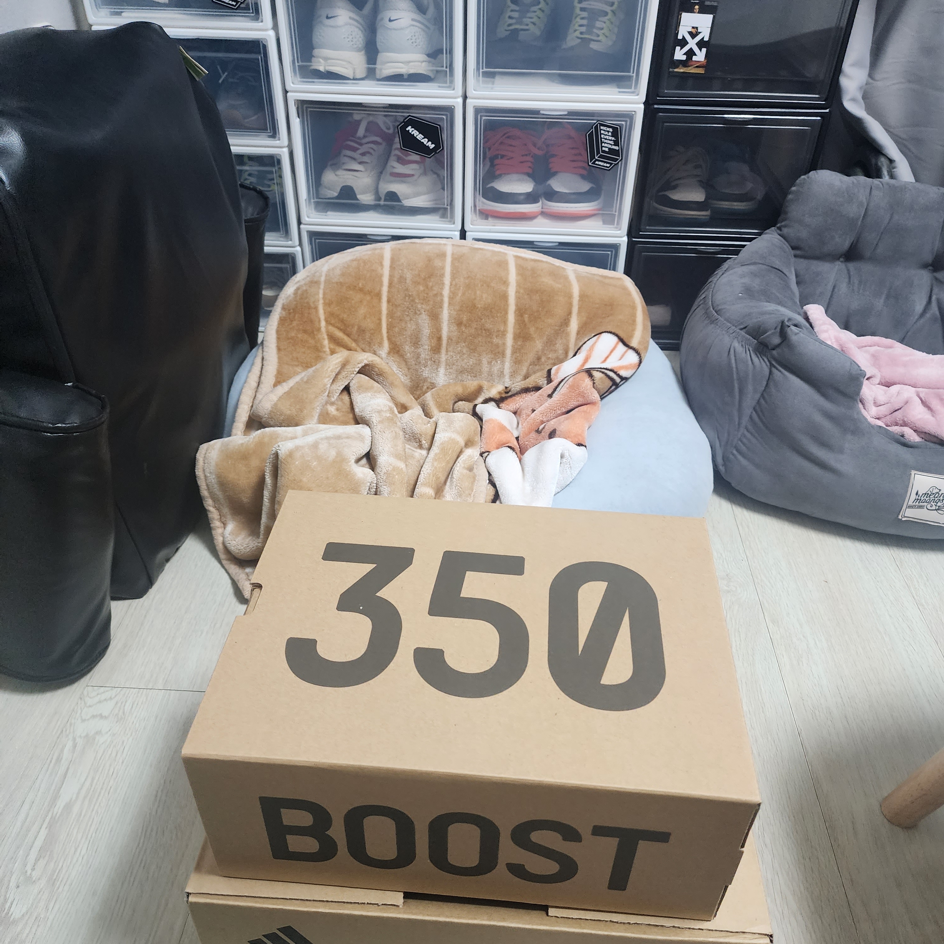Adidas Yeezy Boost 350 V2 Onyx 착용 스타일 - 1