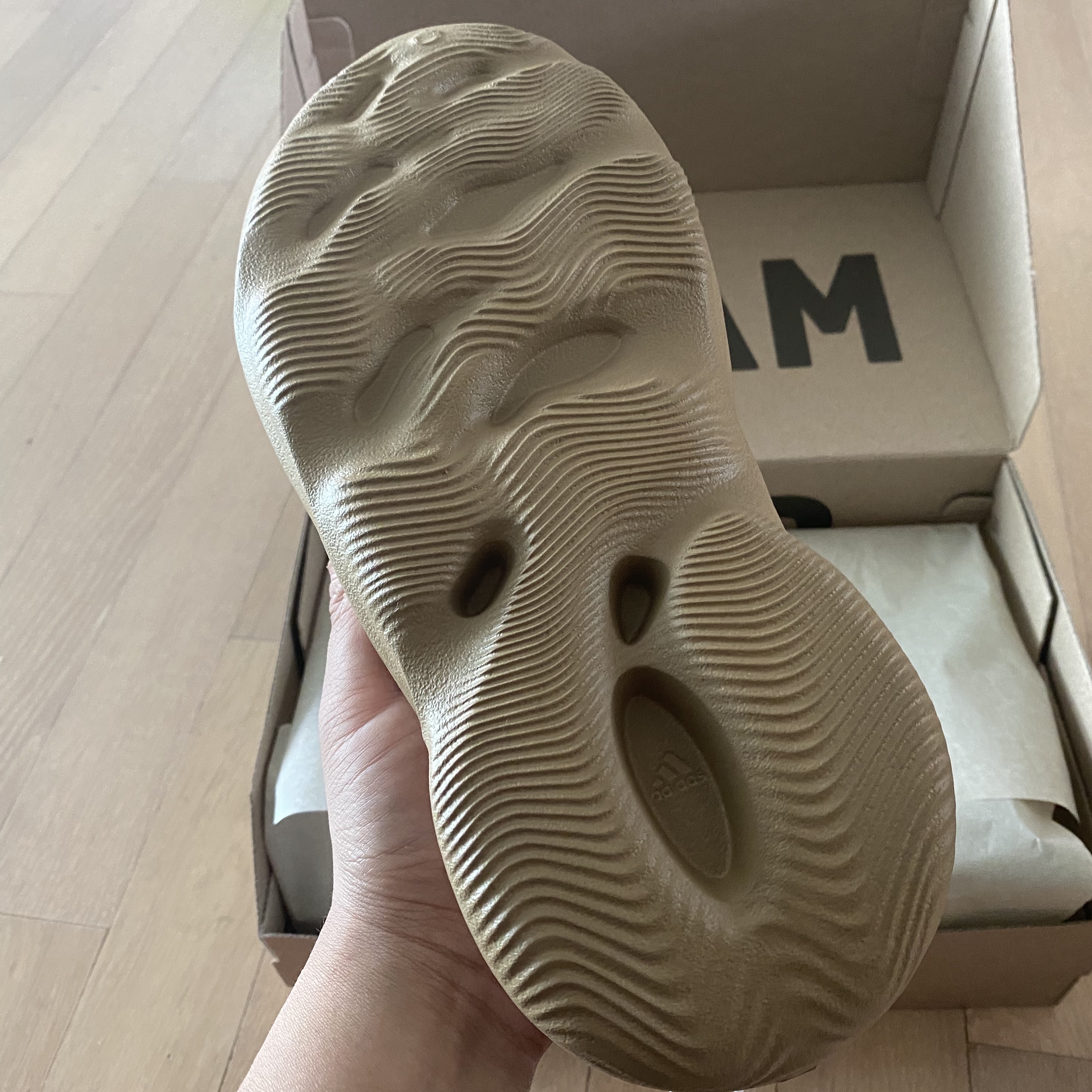 Adidas Yeezy Foam RNNR Clay Taupe 착용 스타일 - 4