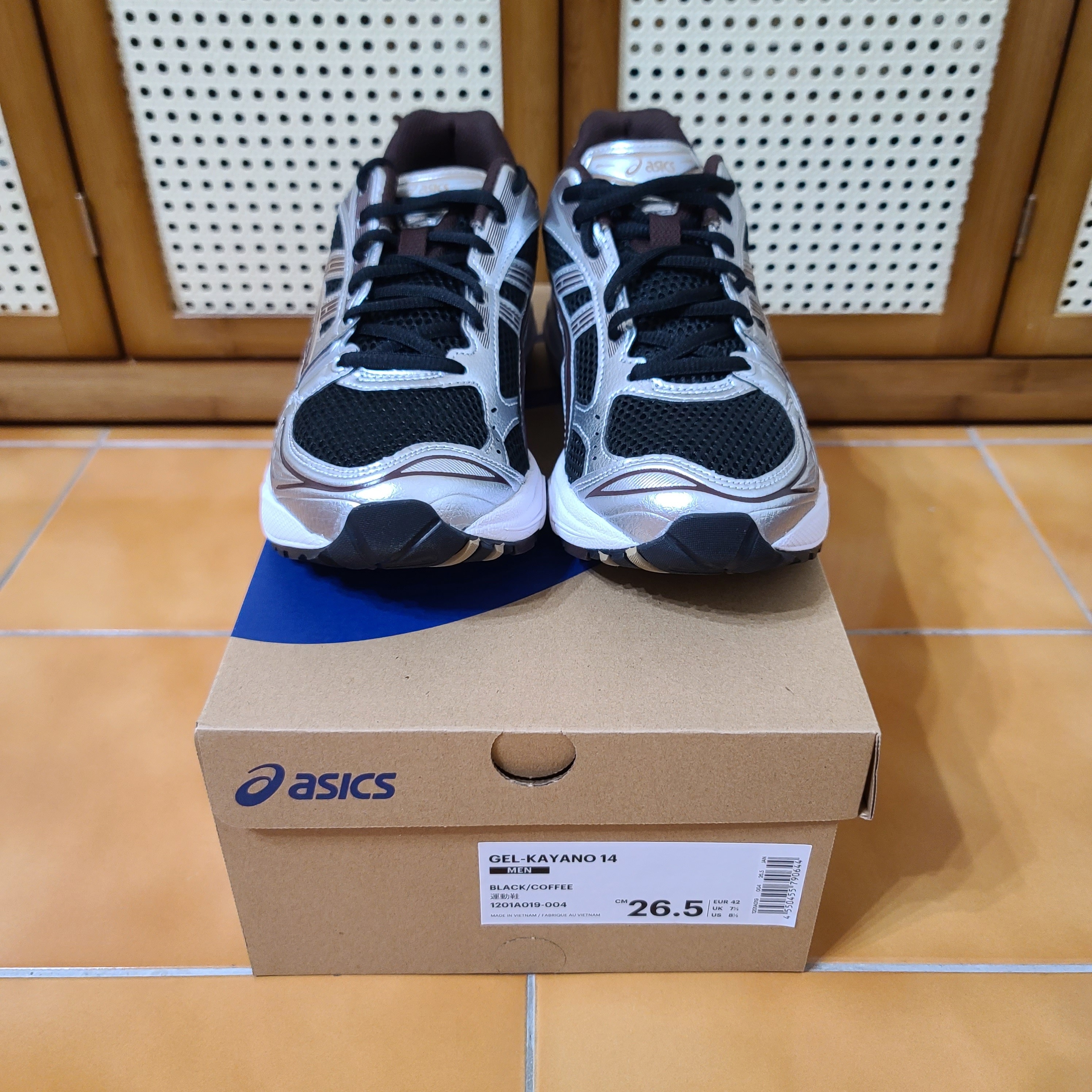 Asics Gel-Kayano 14 Black Coffee 착용 스타일 - 2