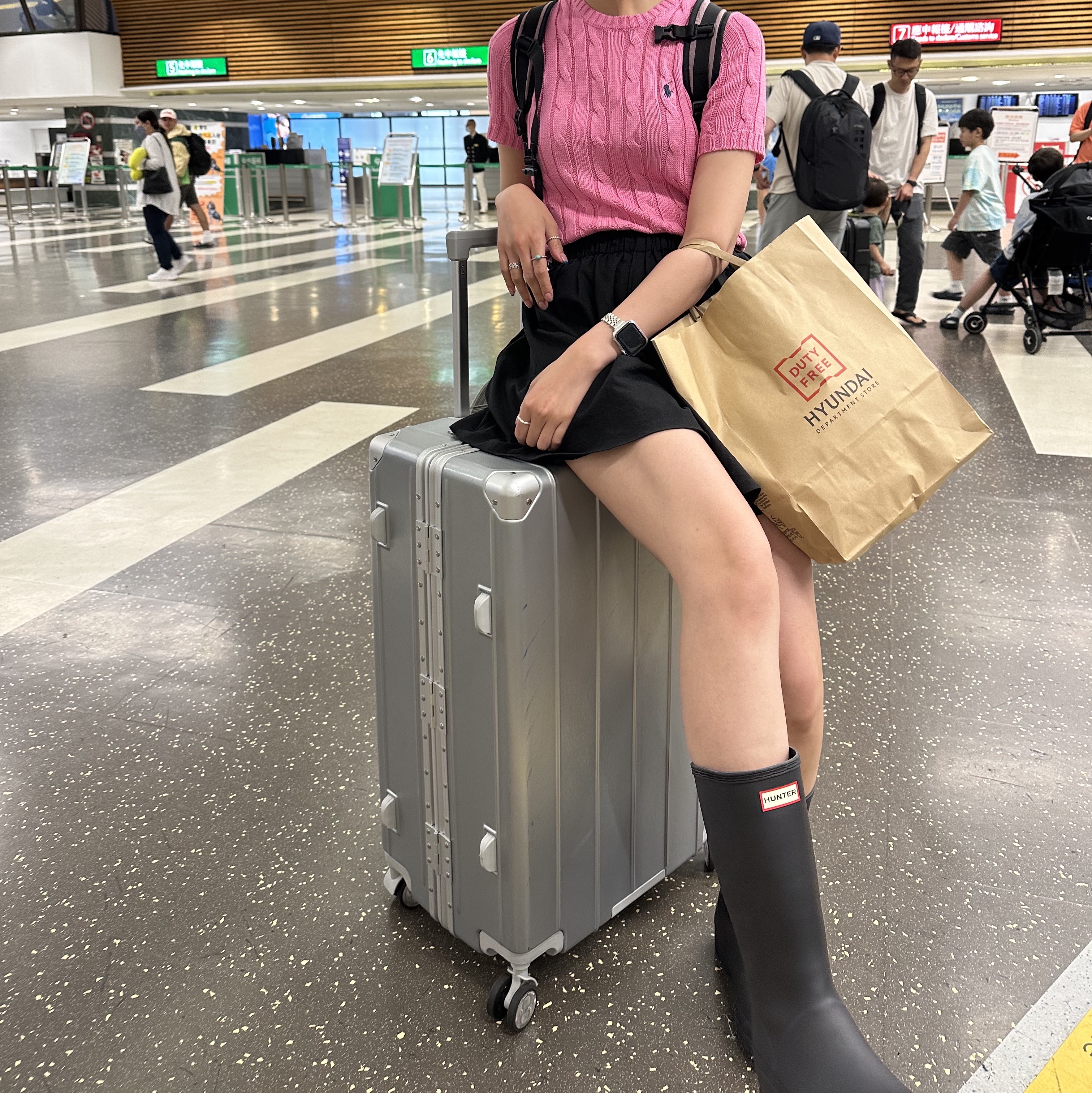 (W) Hunter Play Tall Wellington Rain Boots Black 착용 스타일