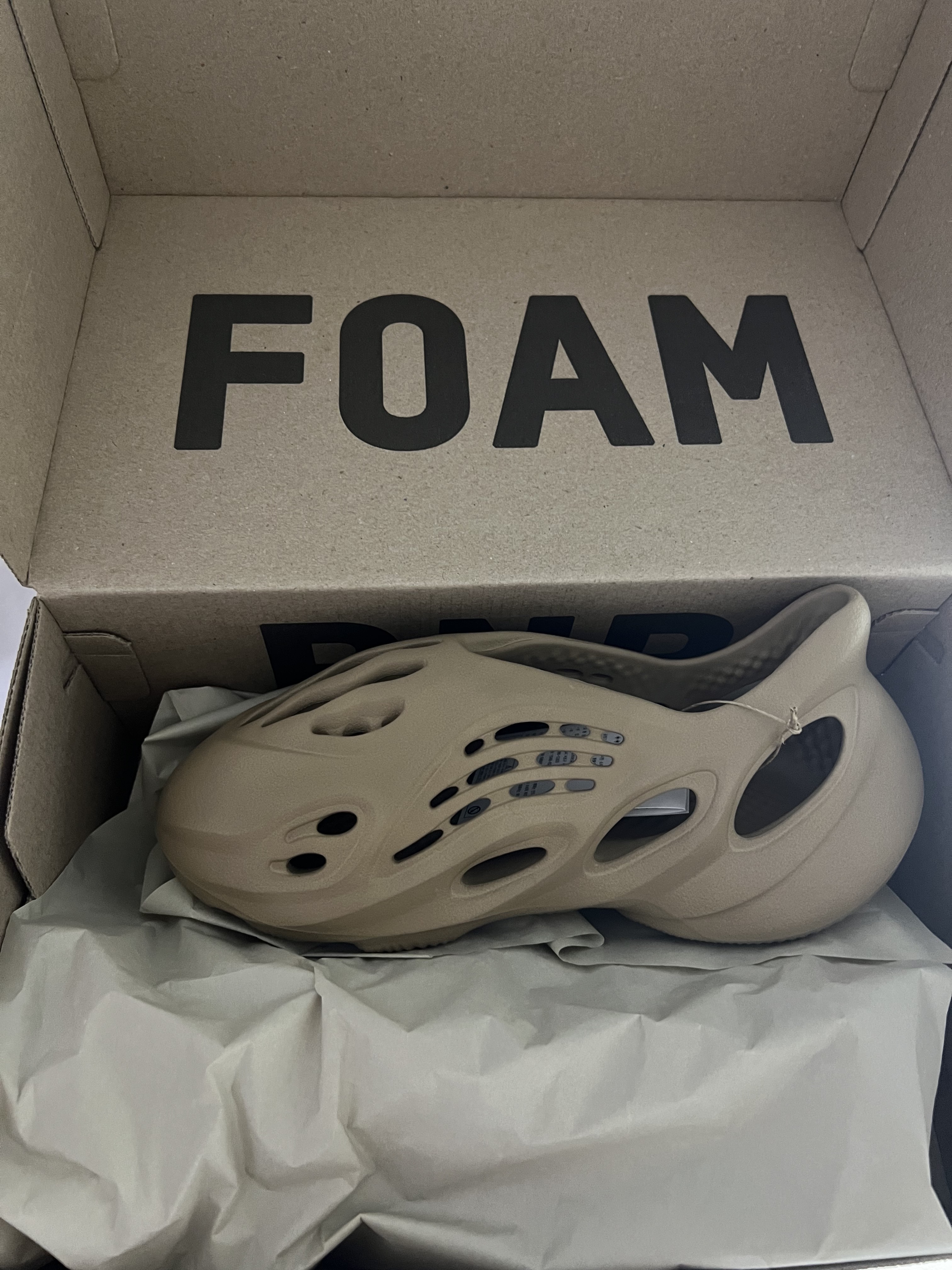 Adidas Yeezy Foam RNNR Clay Taupe 착용 스타일