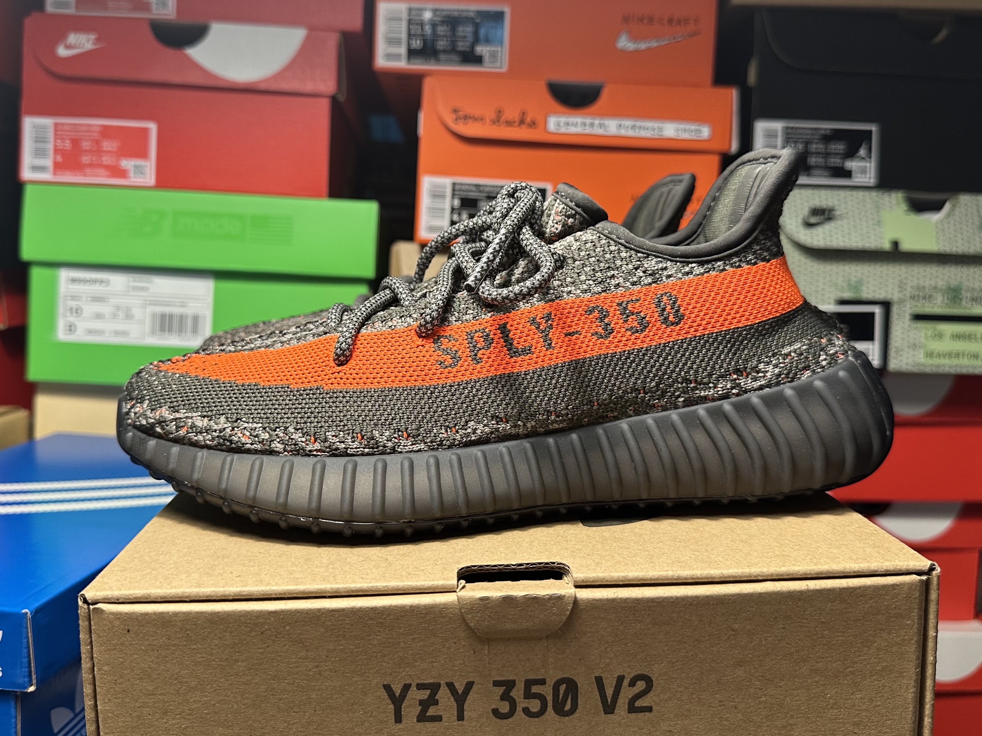 Adidas Yeezy Boost 350 V2 Carbon Beluga 착용 스타일 - 2