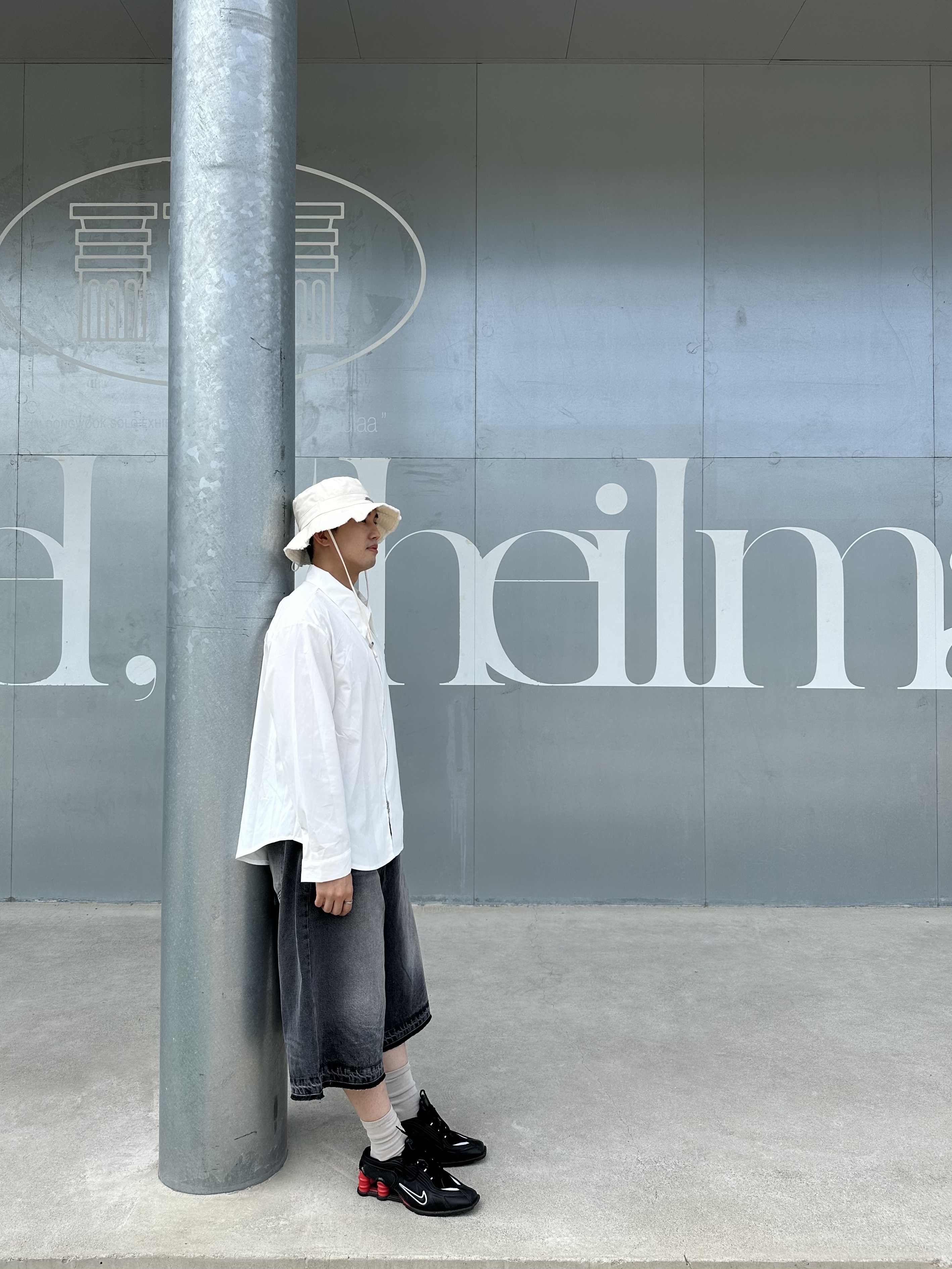 Jacquemus Le Bob Artichaut Bucket Hat Off White, Nike x Martine Rose Shox MR4 Black 착용 스타일 - 1
