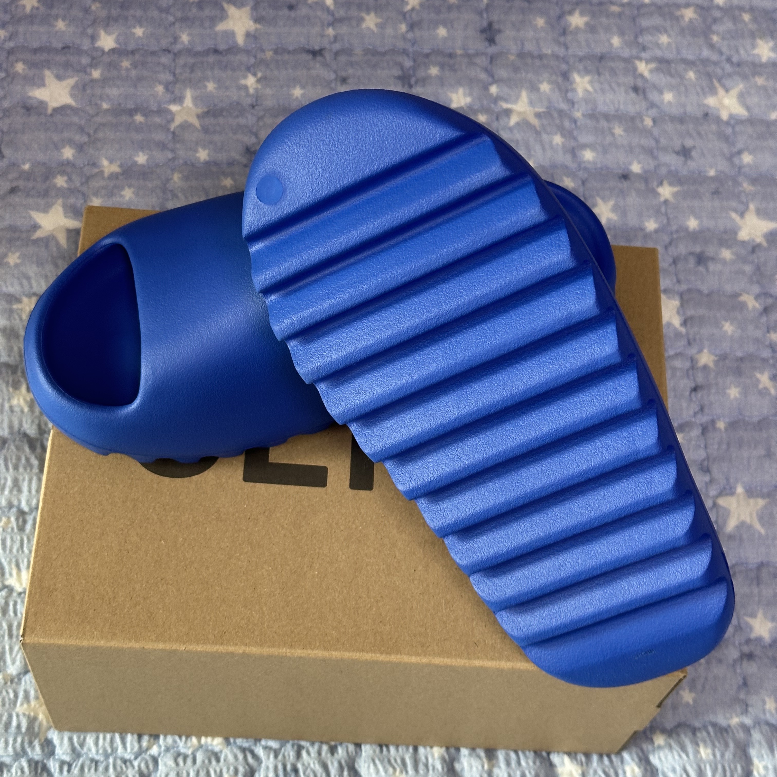 Adidas Yeezy Slide Azure 착용 스타일 - 4