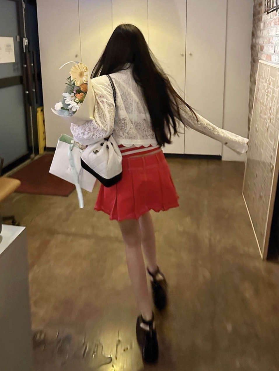 Chanel Small Gabrielle Backpack Aged Calfskin & Gold Silver White Black 착용 스타일 - 1