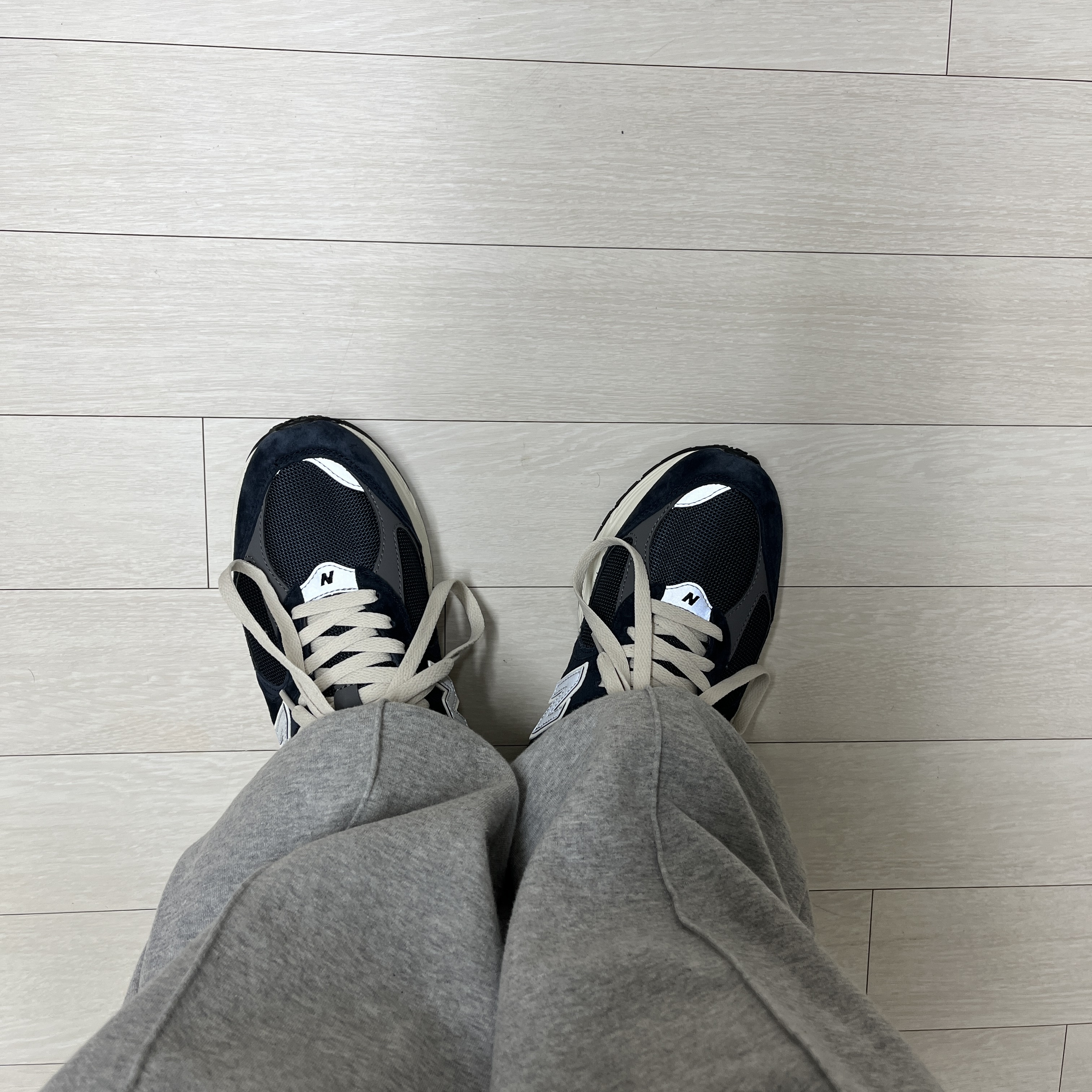 New Balance 2002R Eclipse Castlerock 착용 스타일
