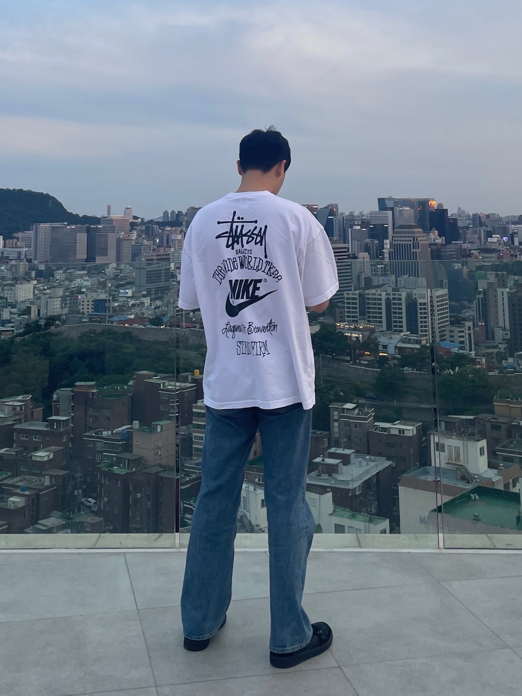 Jordan 1 x Travis Scott Retro Low OG SP Black Phantom, Nike x Stussy T-Shirt White (DV1774-100) 착용 스타일