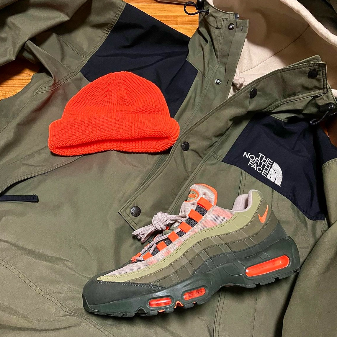 Nike Air Max 95 OG Neutral Olive Total Orange 착용 스타일