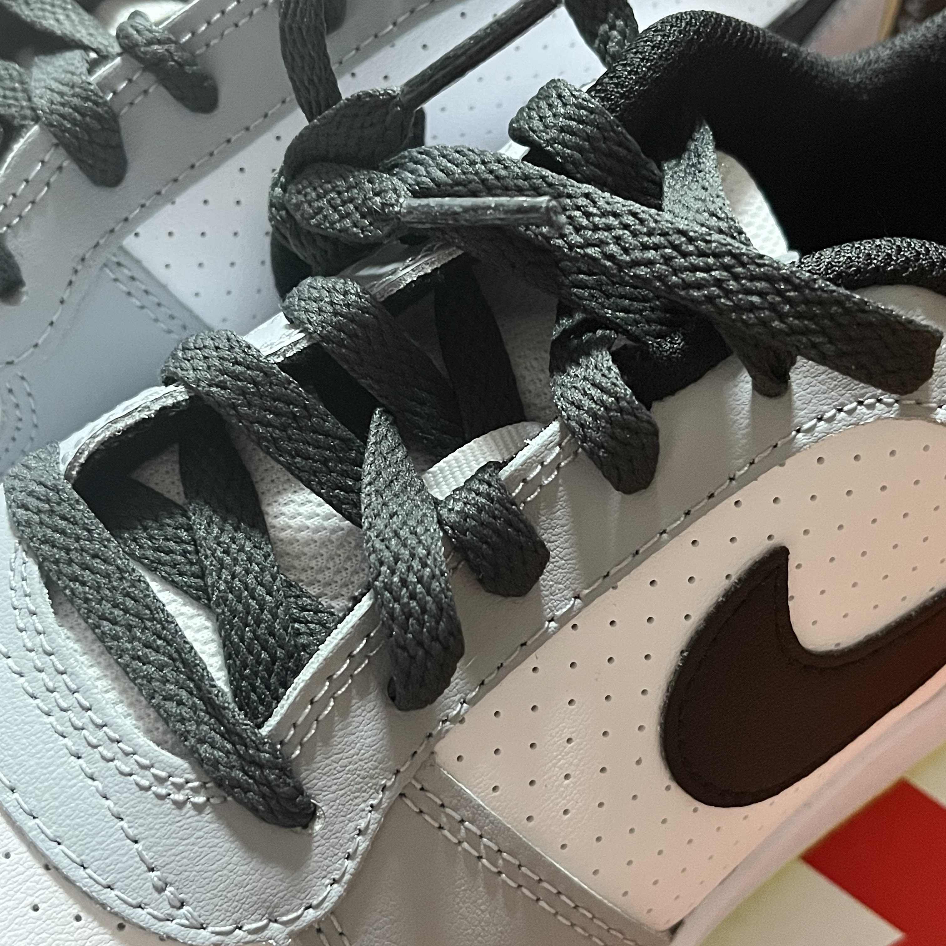 (GS) Nike Court Borough Low White Black Wolf Grey 착용 스타일 - 1