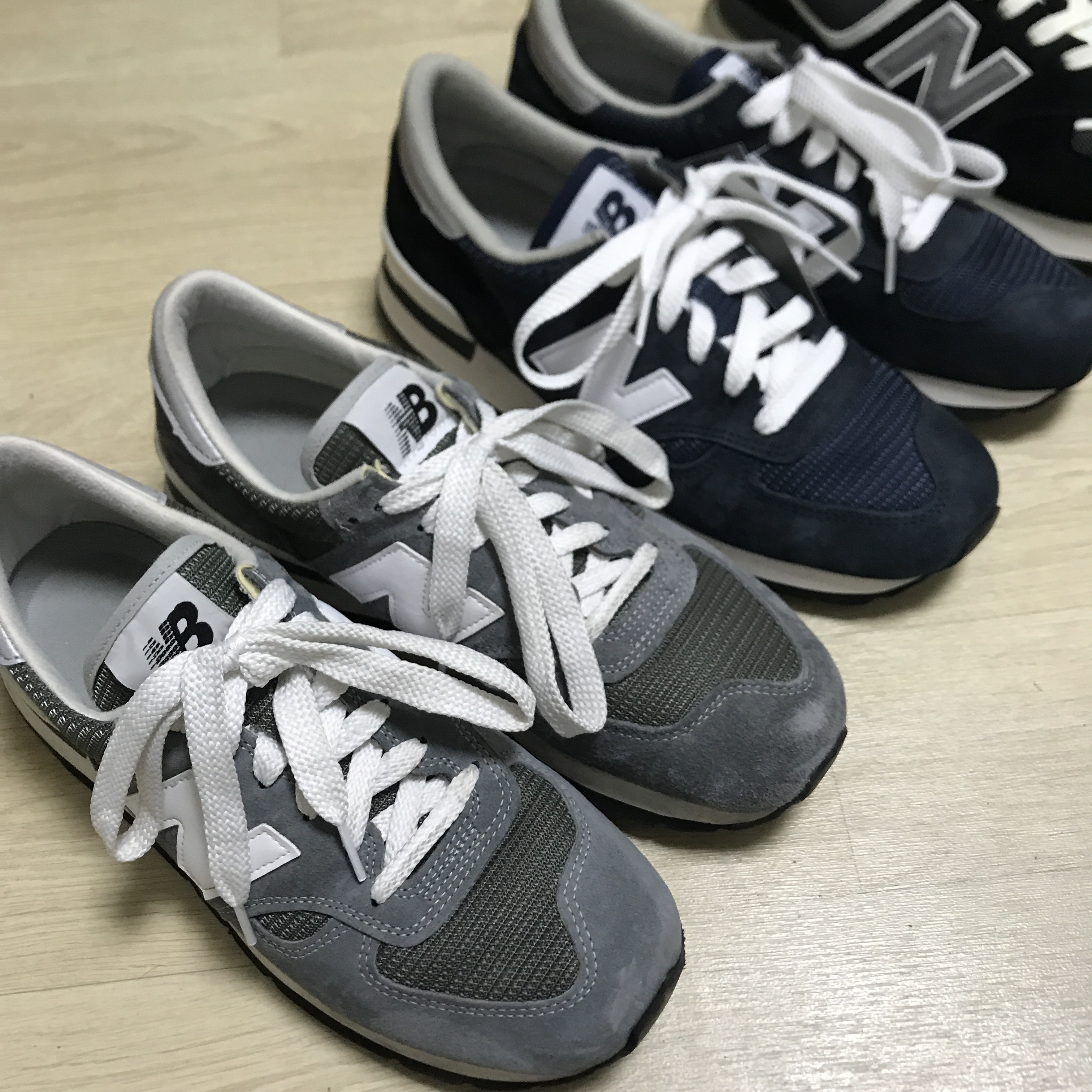 뉴발란스 990v1 메이드 인 USA 그레이 화이트, 뉴발란스 990v1 메이드 인 USA 네이비 착용 스타일 - 1