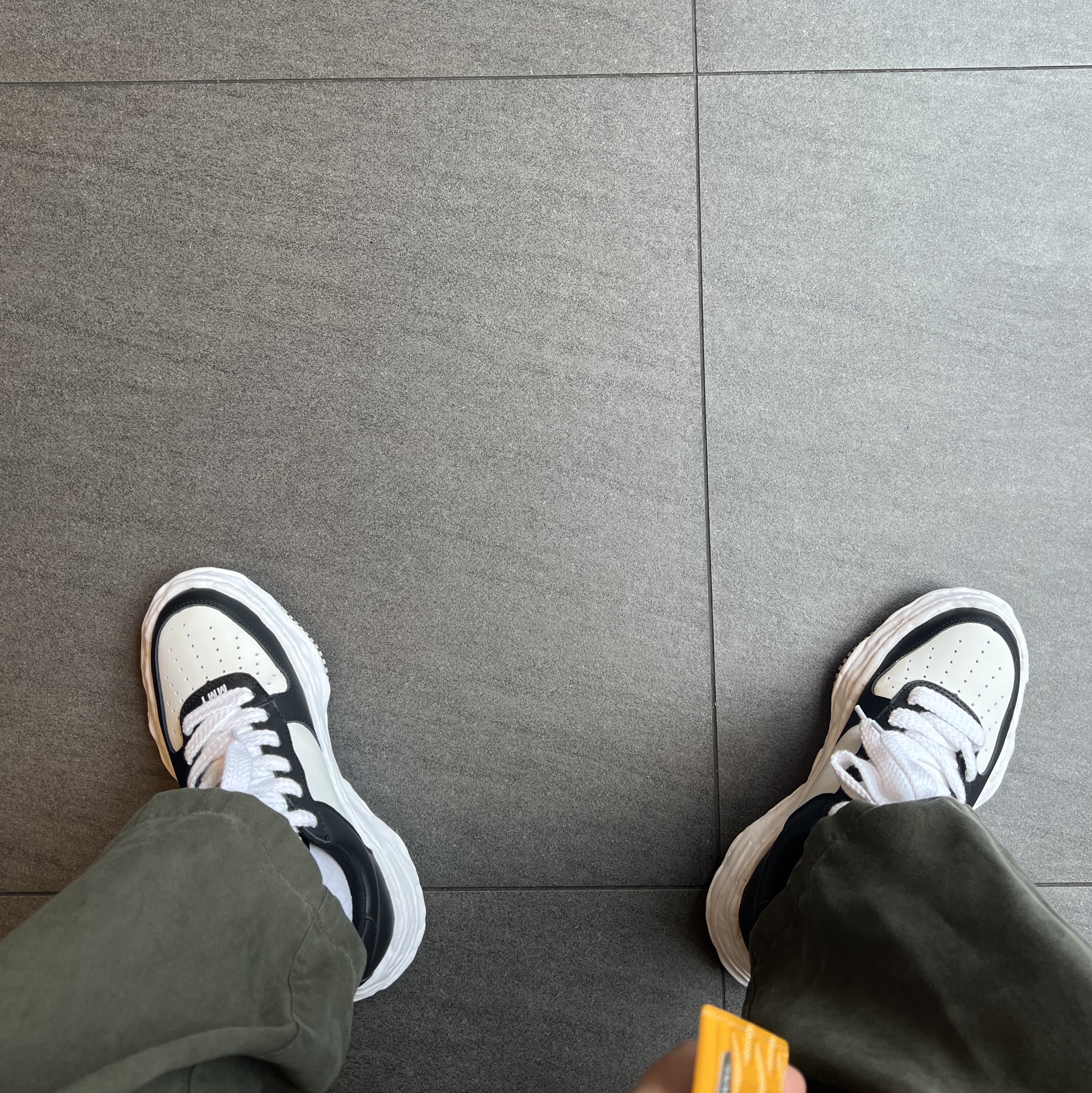 Maison Mihara Yasuhiro Wayne OG Sole Leather Low-top Sneakers Black White 착용 스타일