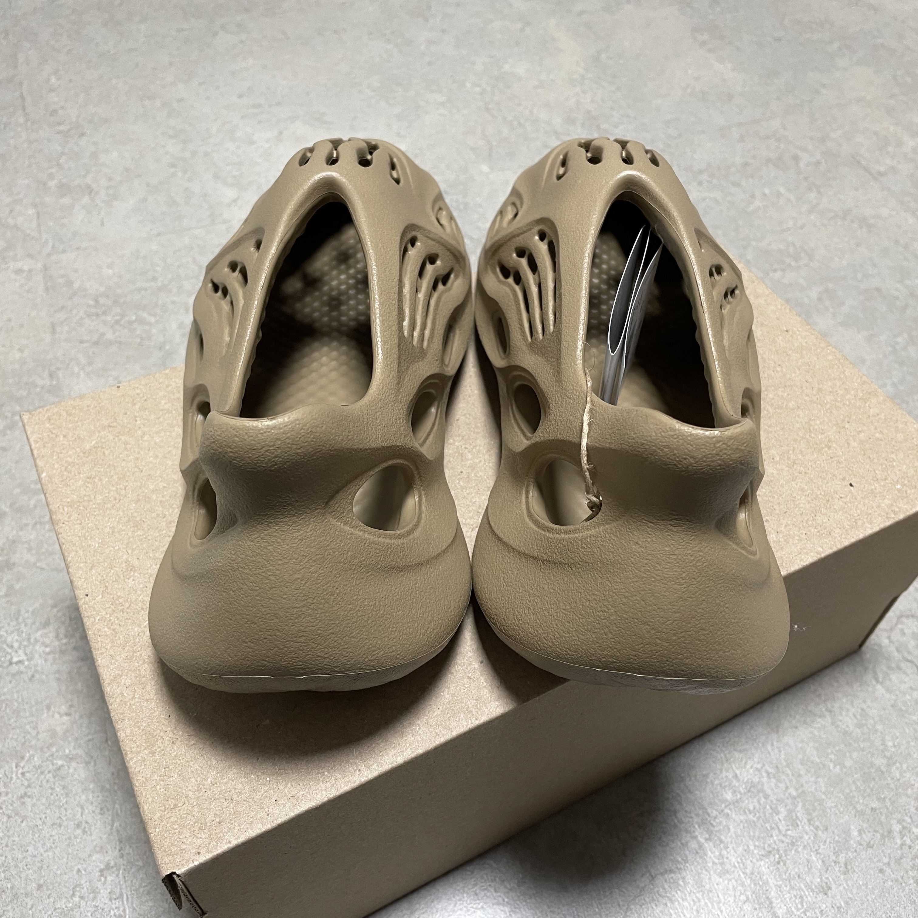 Adidas Yeezy Foam RNNR Clay Taupe 착용 스타일 - 3