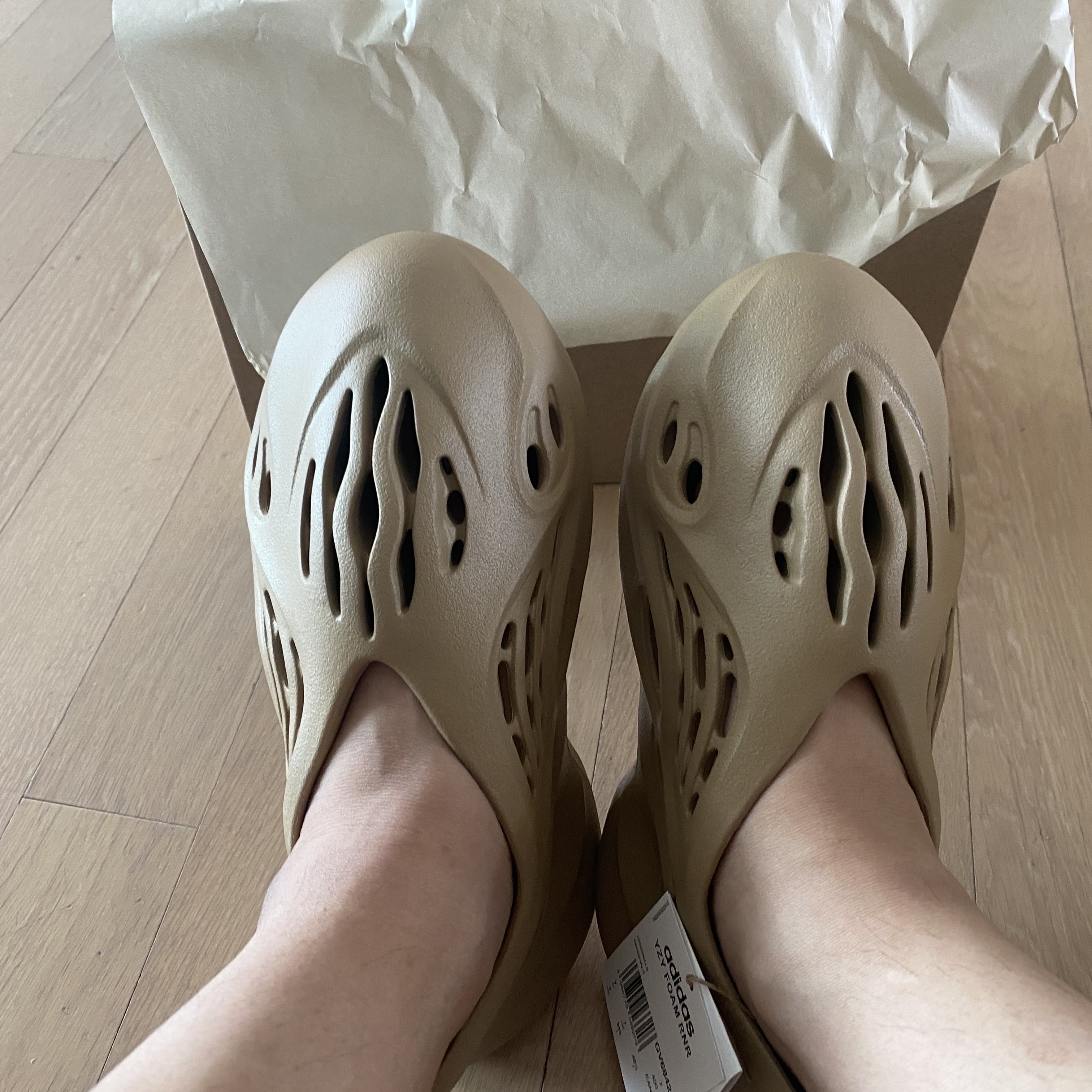 Adidas Yeezy Foam RNNR Clay Taupe 착용 스타일 - 5