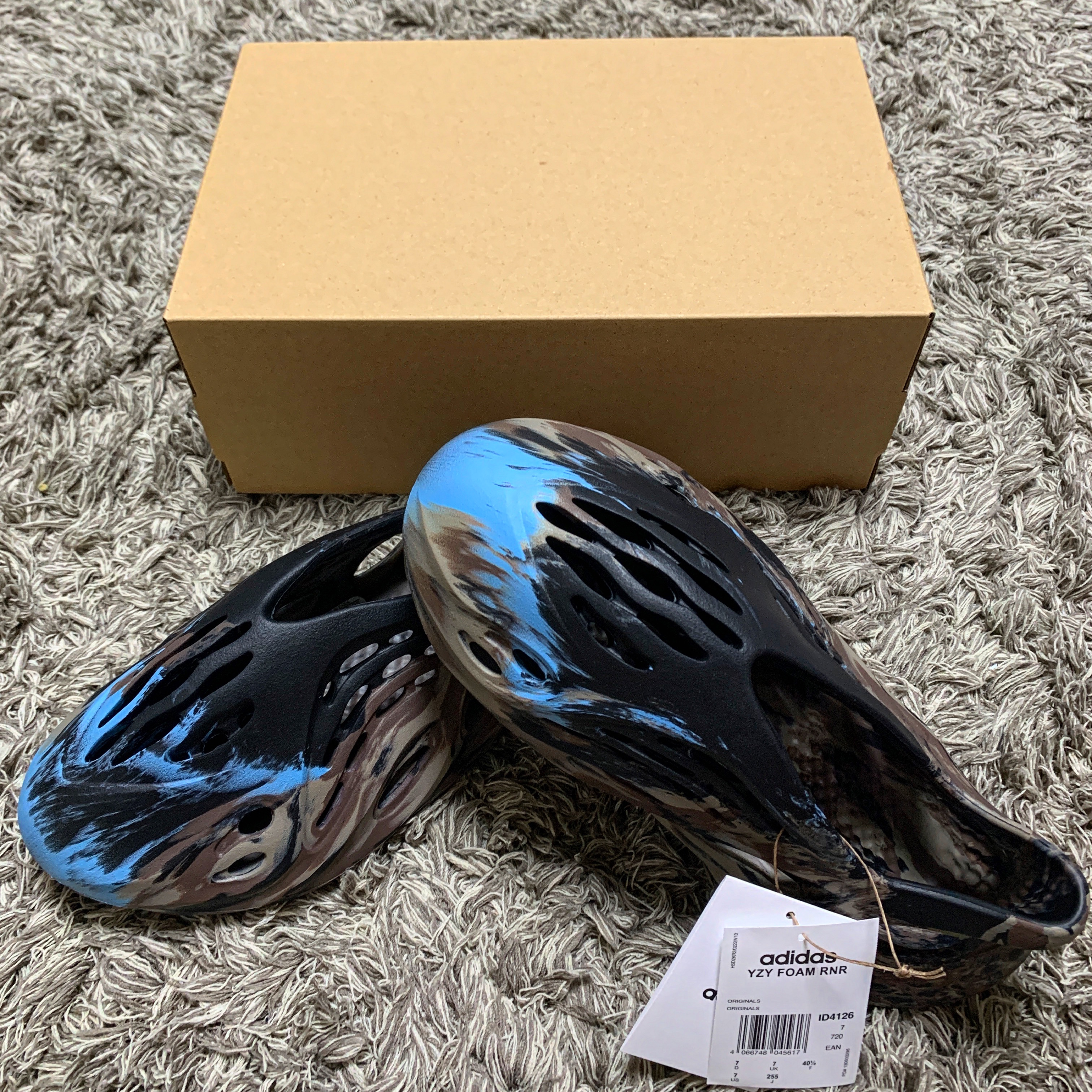 Adidas Yeezy Foam RNNR MX Cinder 착용 스타일