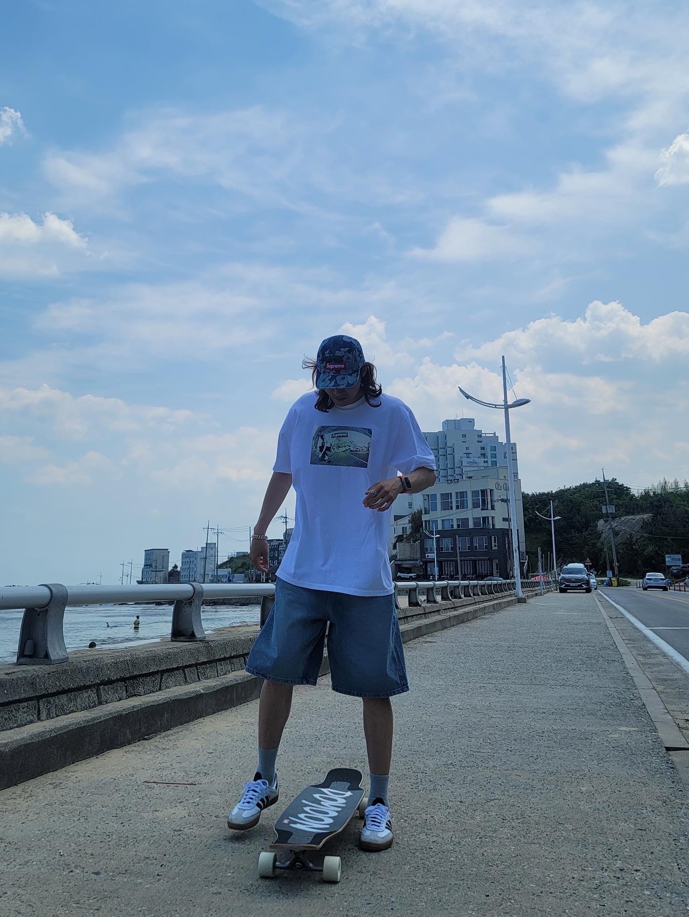 Supreme Dylan T-Shirt White - 22FW 착용 스타일 - 1