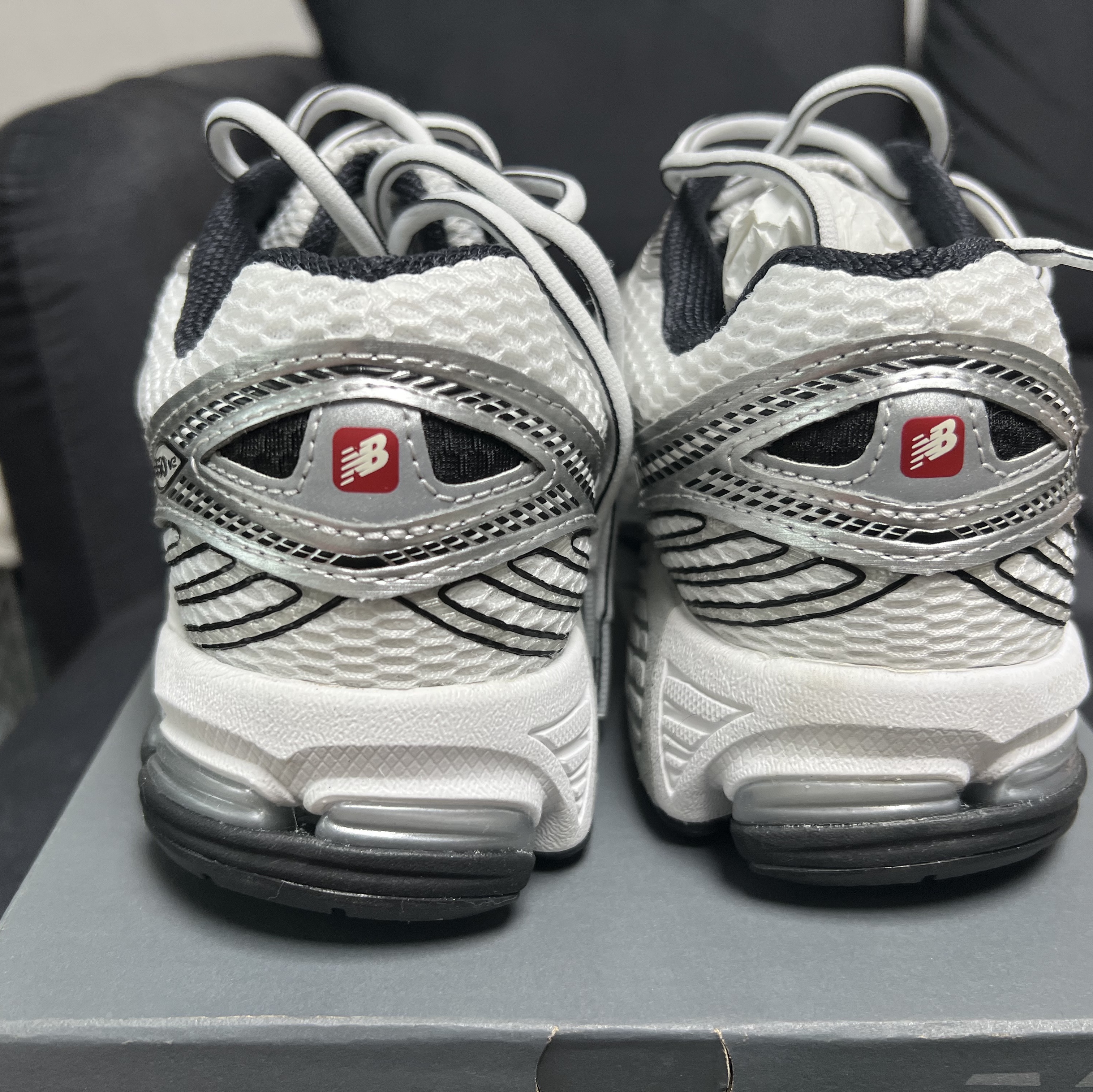 New Balance 860v2 White Black 착용 스타일 - 3