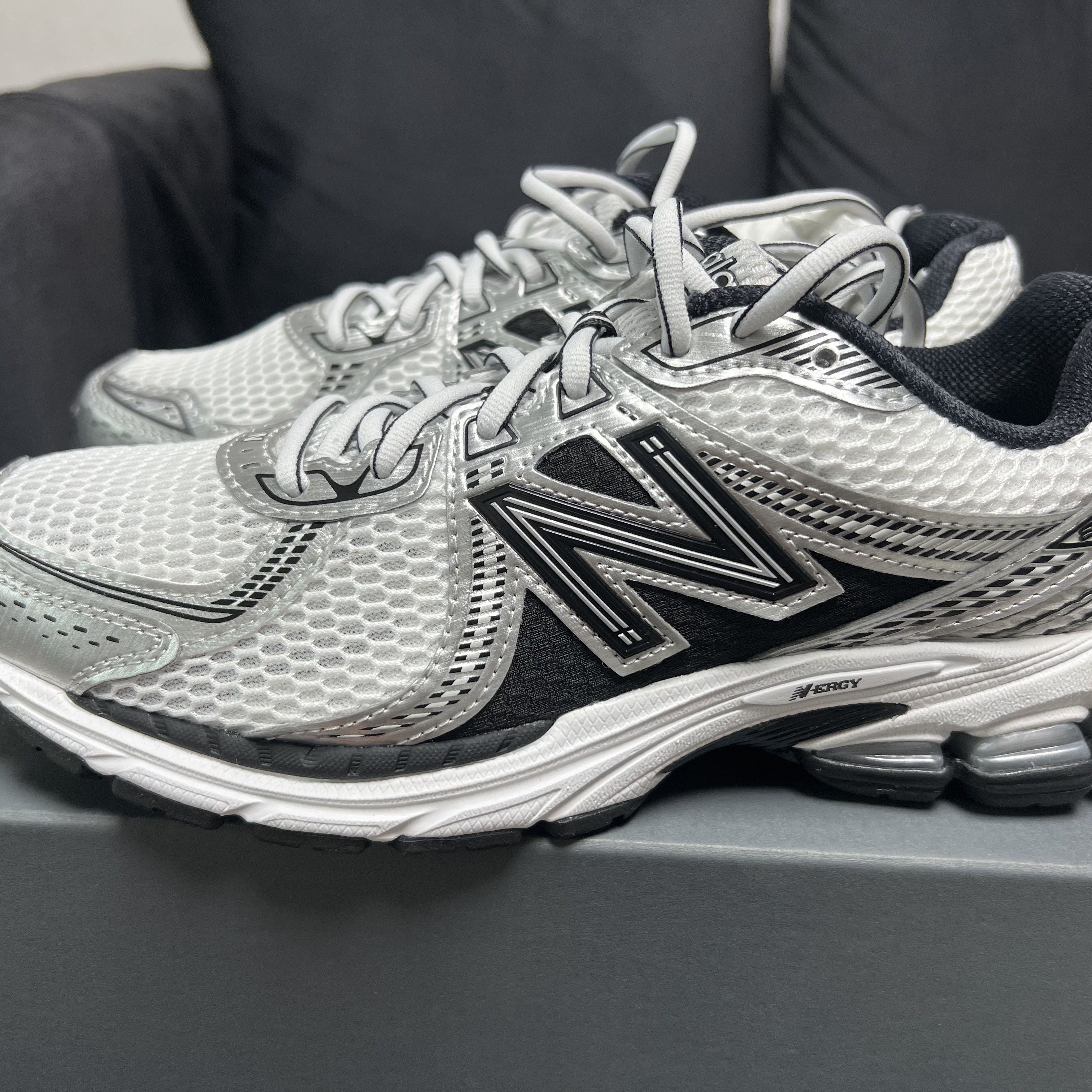 New Balance 860v2 White Black 착용 스타일 - 2