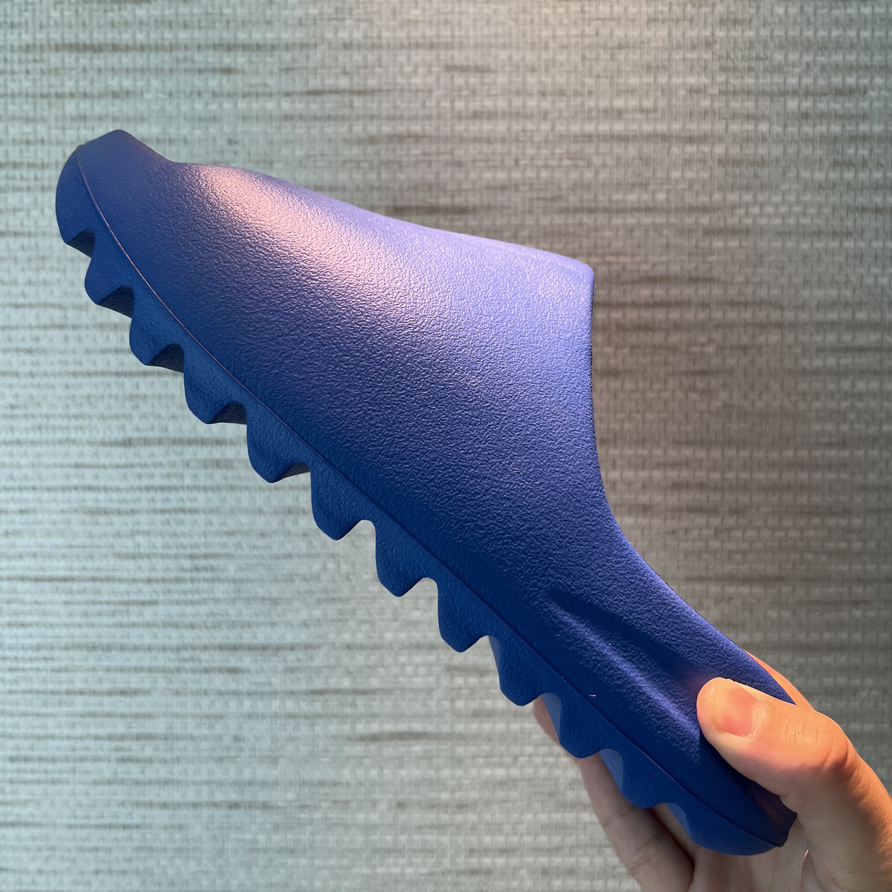 Adidas Yeezy Slide Azure 착용 스타일