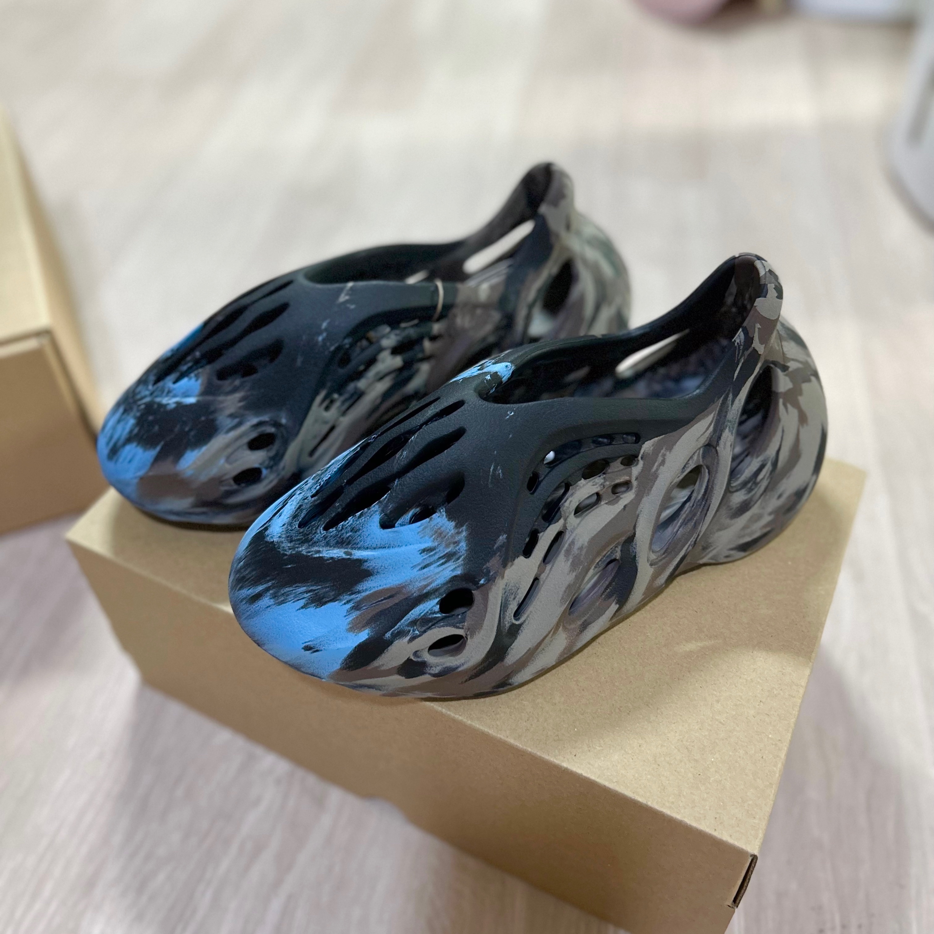 Adidas Yeezy Foam RNNR MX Cinder 착용 스타일 - 2